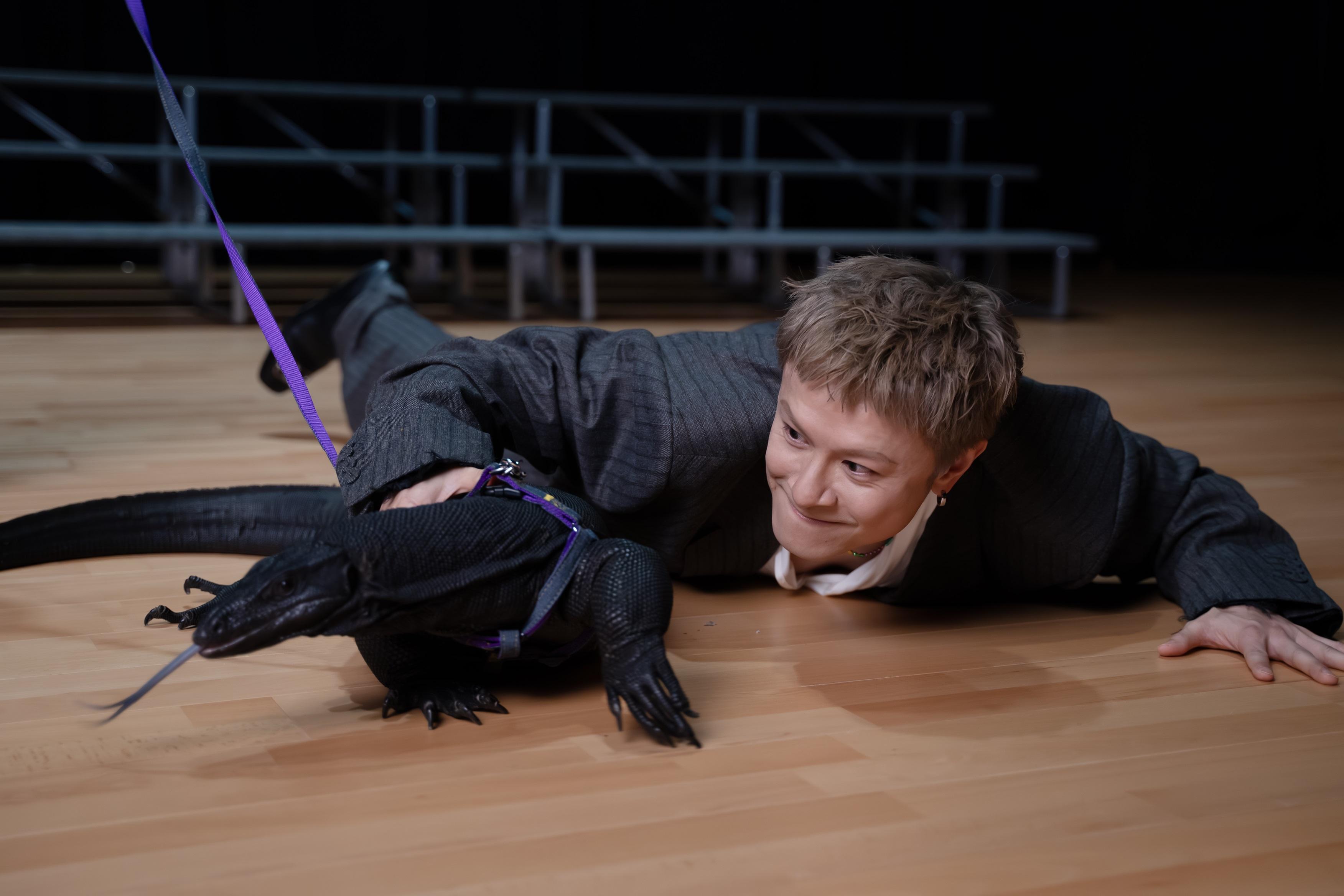 陳健安與1.8米長蜥蜴拍新歌《我遺和但我不糾正》MV,玩得開心投入。