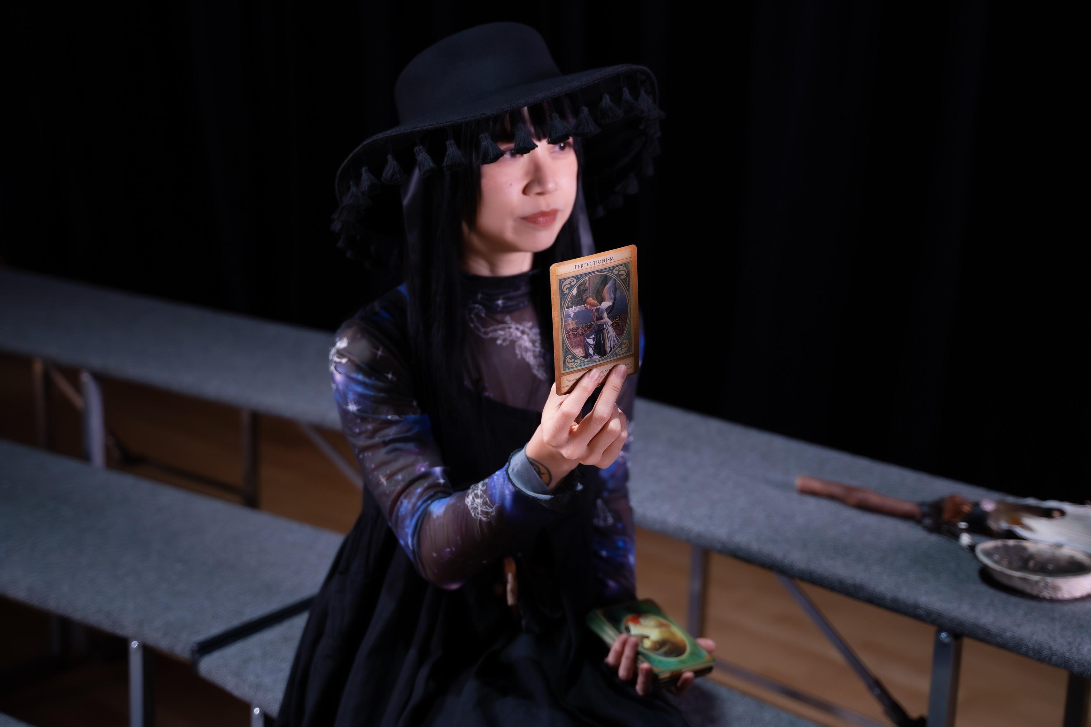 魔法師EKEE為安仔新歌MV客串。