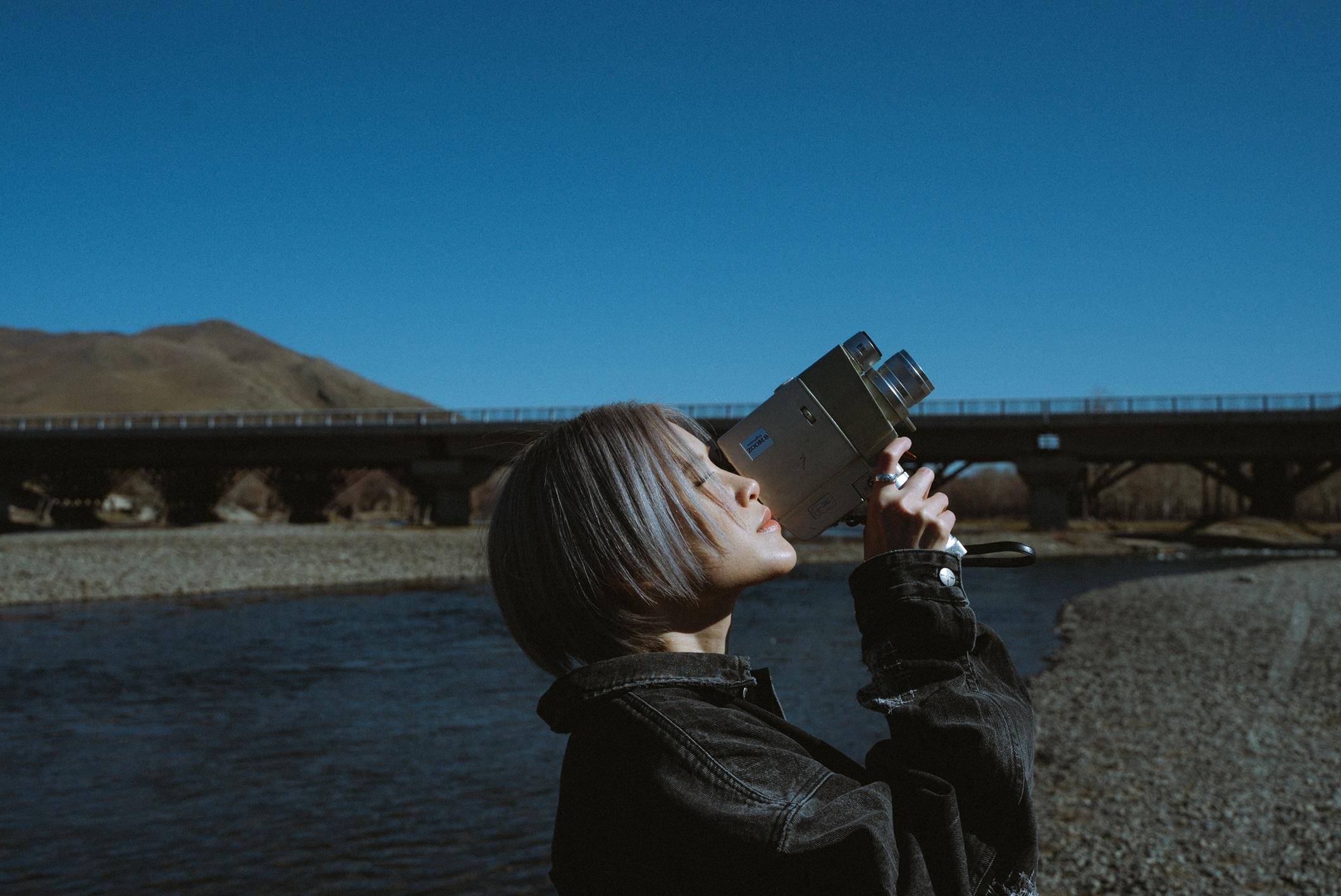 陳蕾坦言遠赴外蒙古為新歌《0.1秒後的世界》拍MV,是乘機揸車旅遊的自肥計劃。