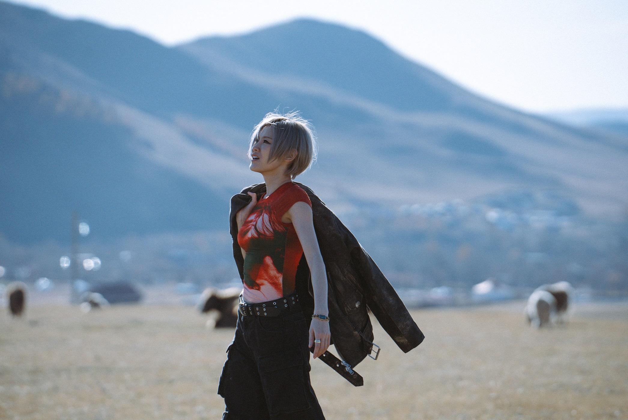 陳蕾坦言遠赴外蒙古為新歌《0.1秒後的世界》拍MV,是乘機揸車旅遊的自肥計劃。