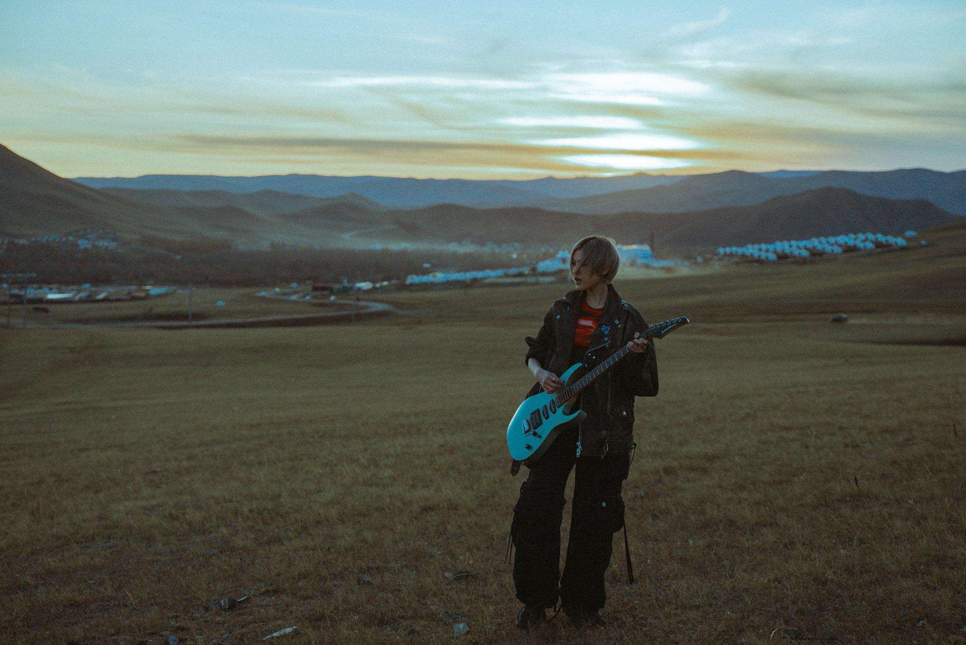 陳蕾坦言遠赴外蒙古為新歌《0.1秒後的世界》拍MV,是乘機揸車旅遊的自肥計劃。