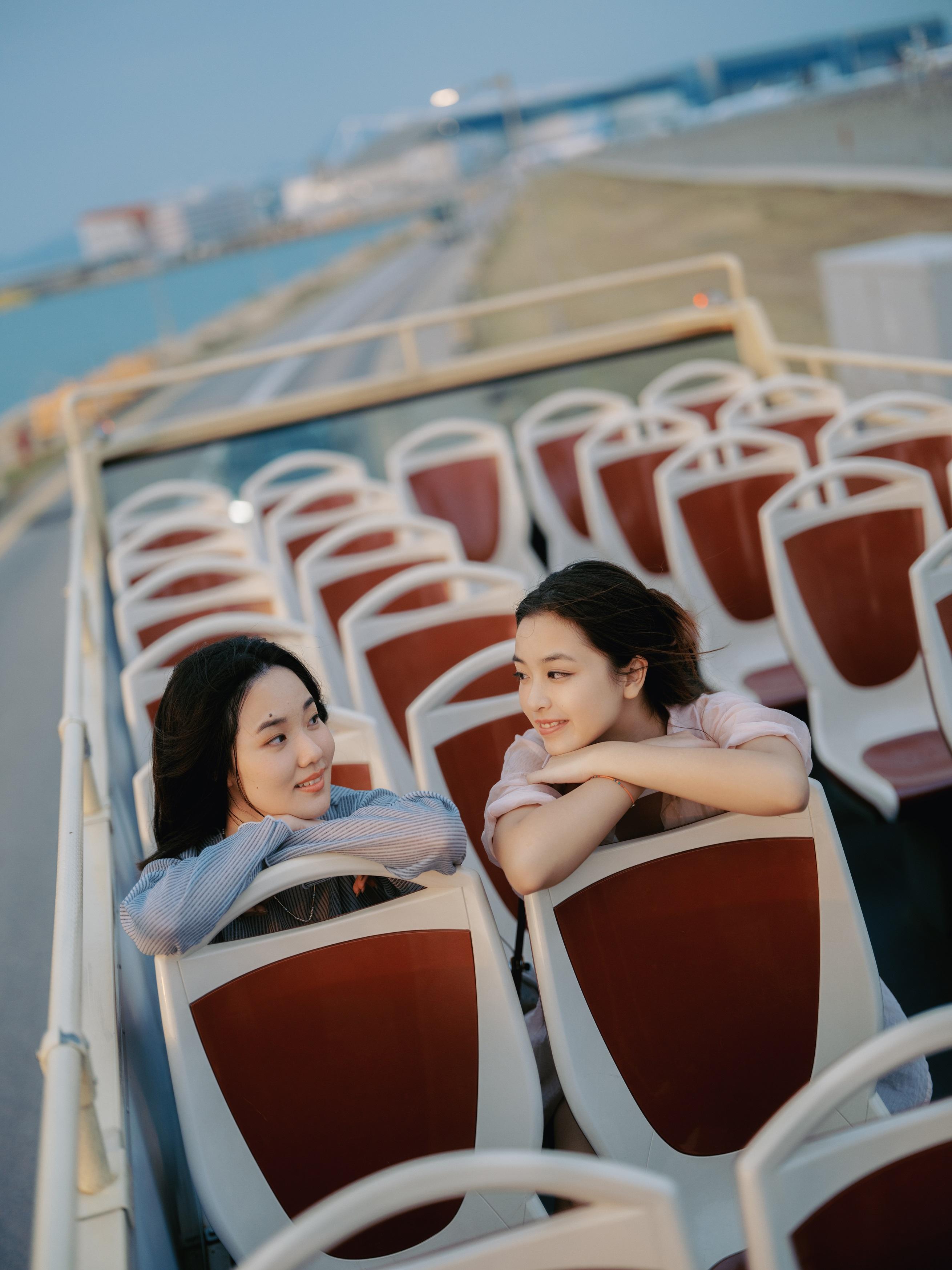 陳書昕張可欣憑《十七年命運週劇》人氣急升,合體拍廣告,充滿青春少女氣息。