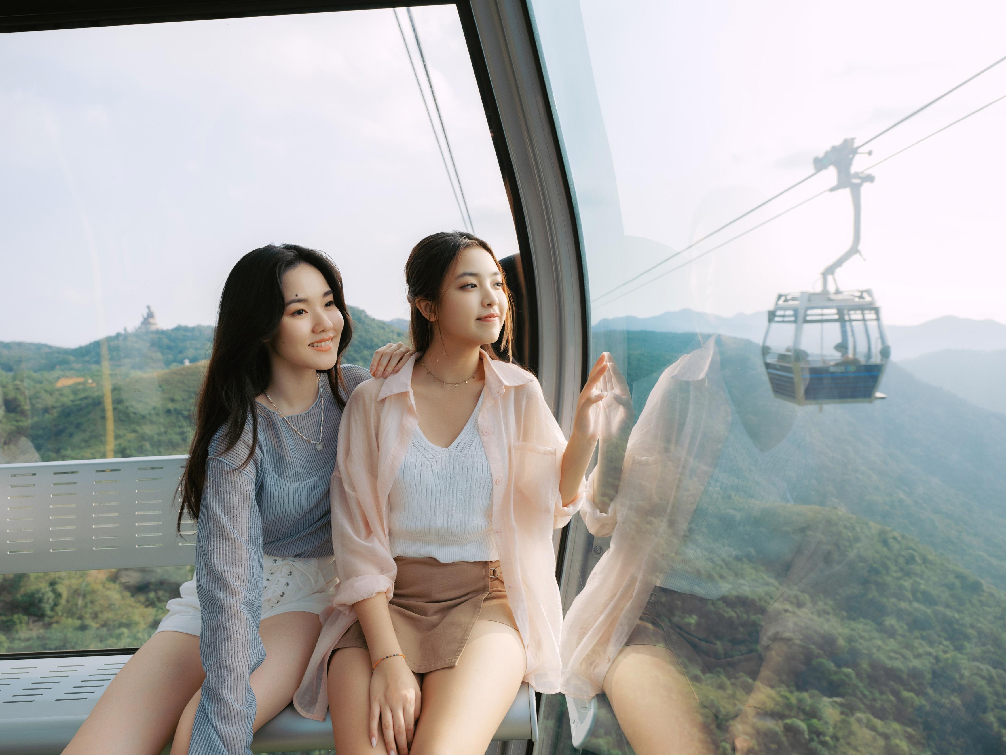 陳書昕張可欣憑《十七年命運週劇》人氣急升,獲邀為昂坪360拍廣告。