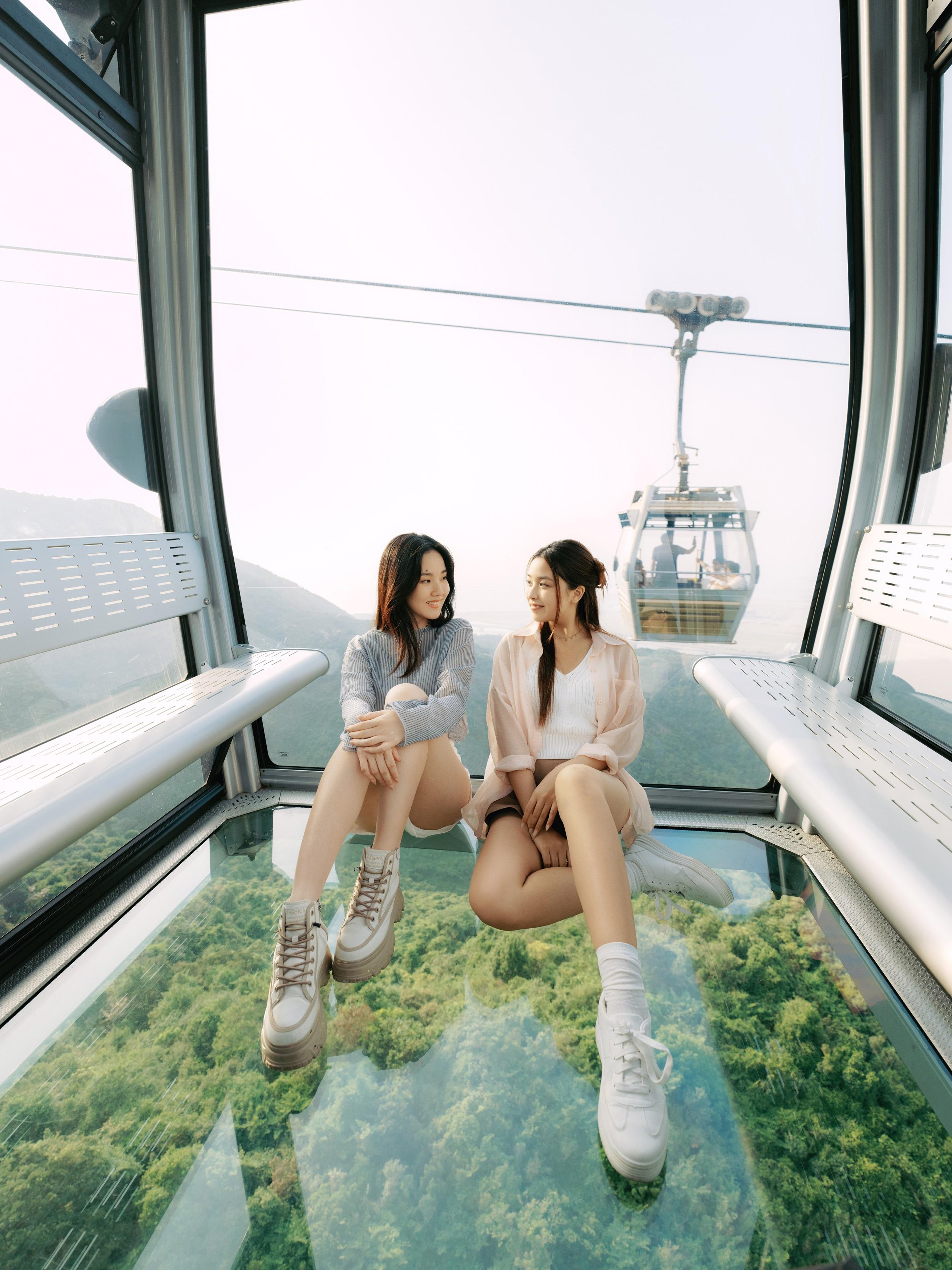 陳書昕張可欣憑《十七年命運週劇》人氣急升,合體拍廣告,充滿青春少女氣息。