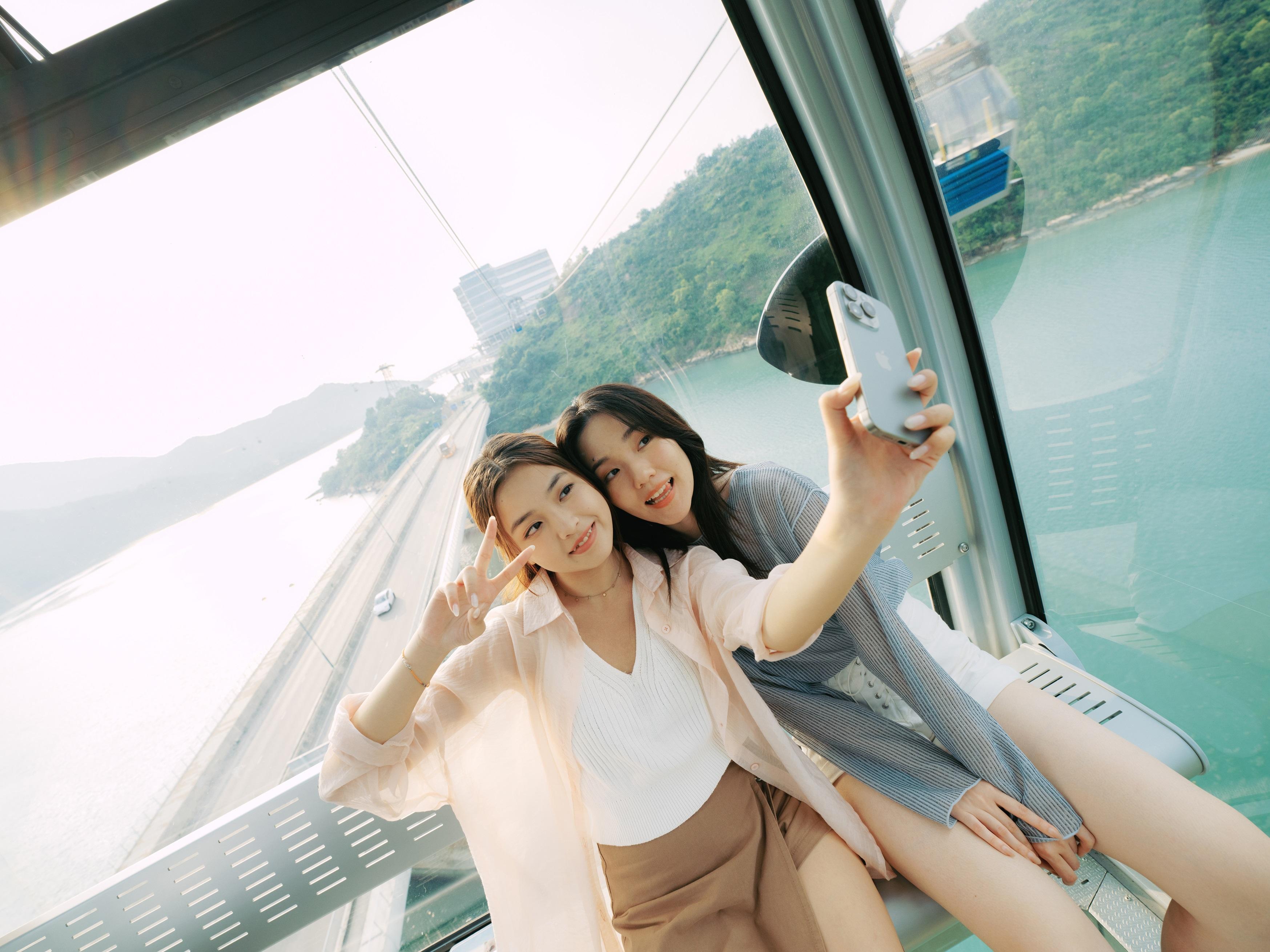 陳書昕張可欣憑《十七年命運週劇》人氣急升,合體拍廣告,充滿青春少女氣息。