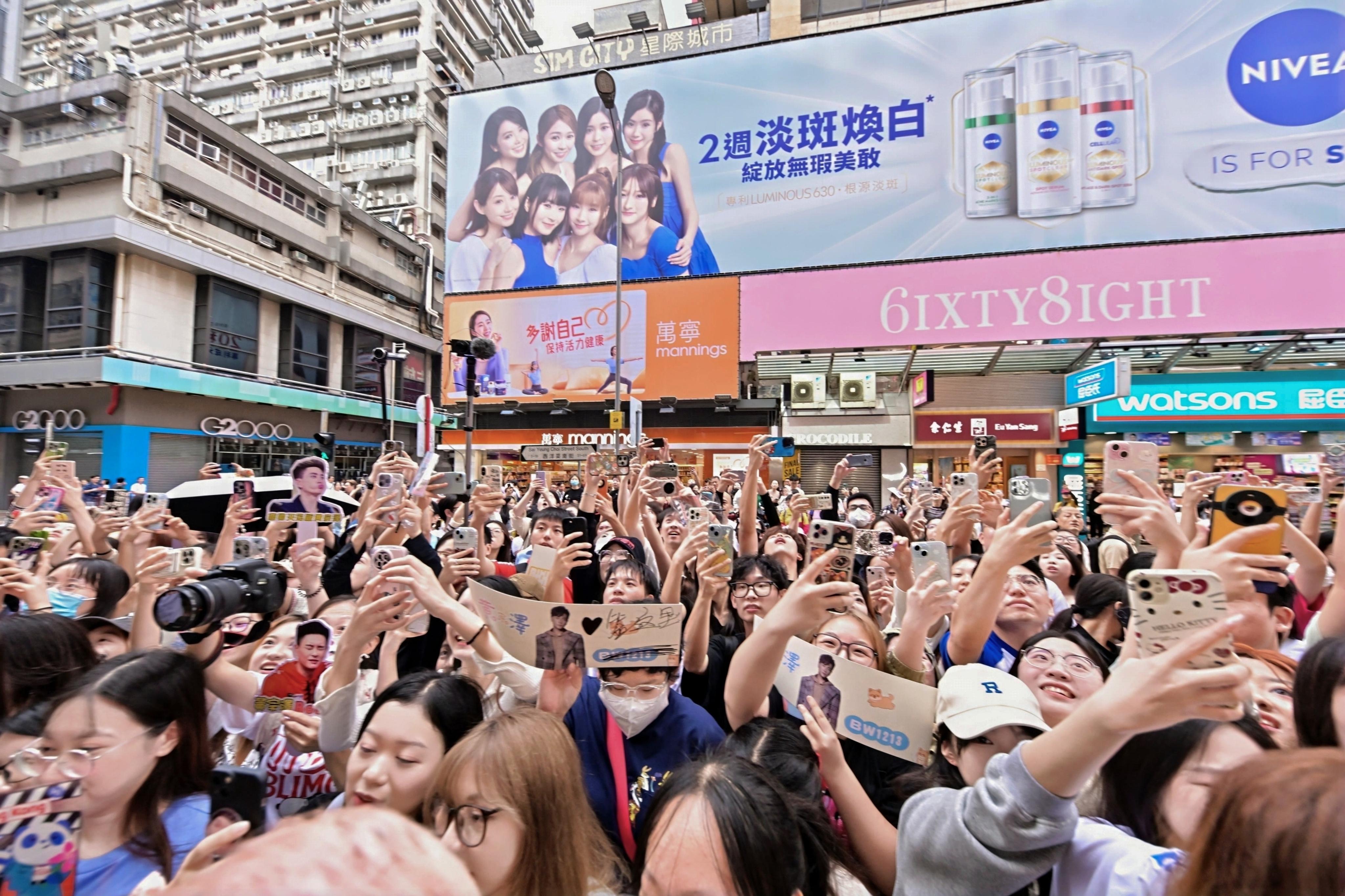 黃宗澤主持開幕活動獲陳瀅蔡潔撐場,吸引大批途人圍觀,場面墟冚。