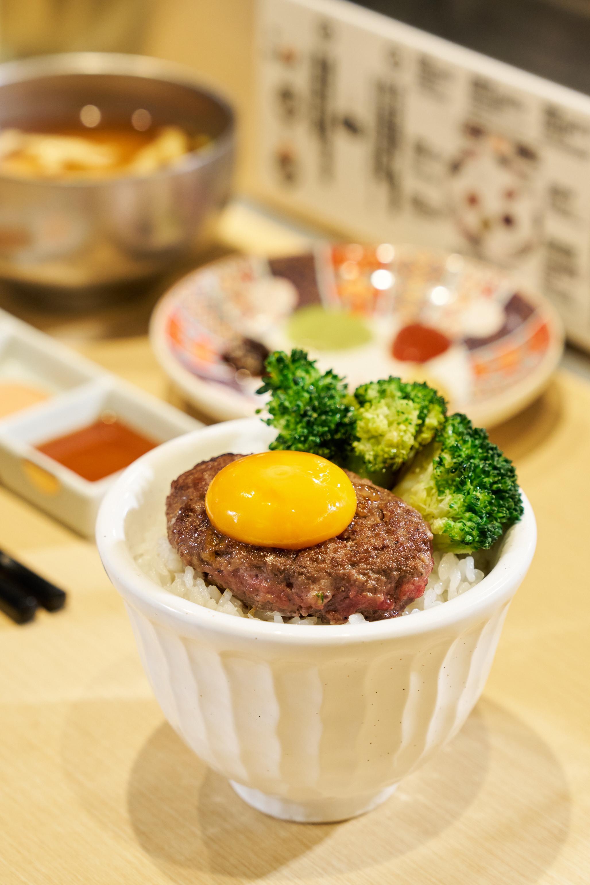 和牛漢堡排2個套餐$95 漢堡充滿肉汁,比起一般油分重的純和牛漢堡多了肉香。