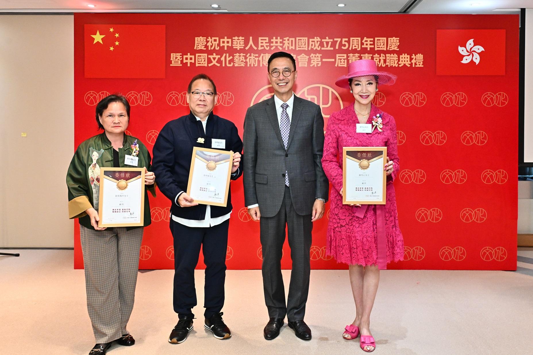 謝雪心及張明敏,從文化體育及旅遊局局長楊潤雄手上接過委任狀。