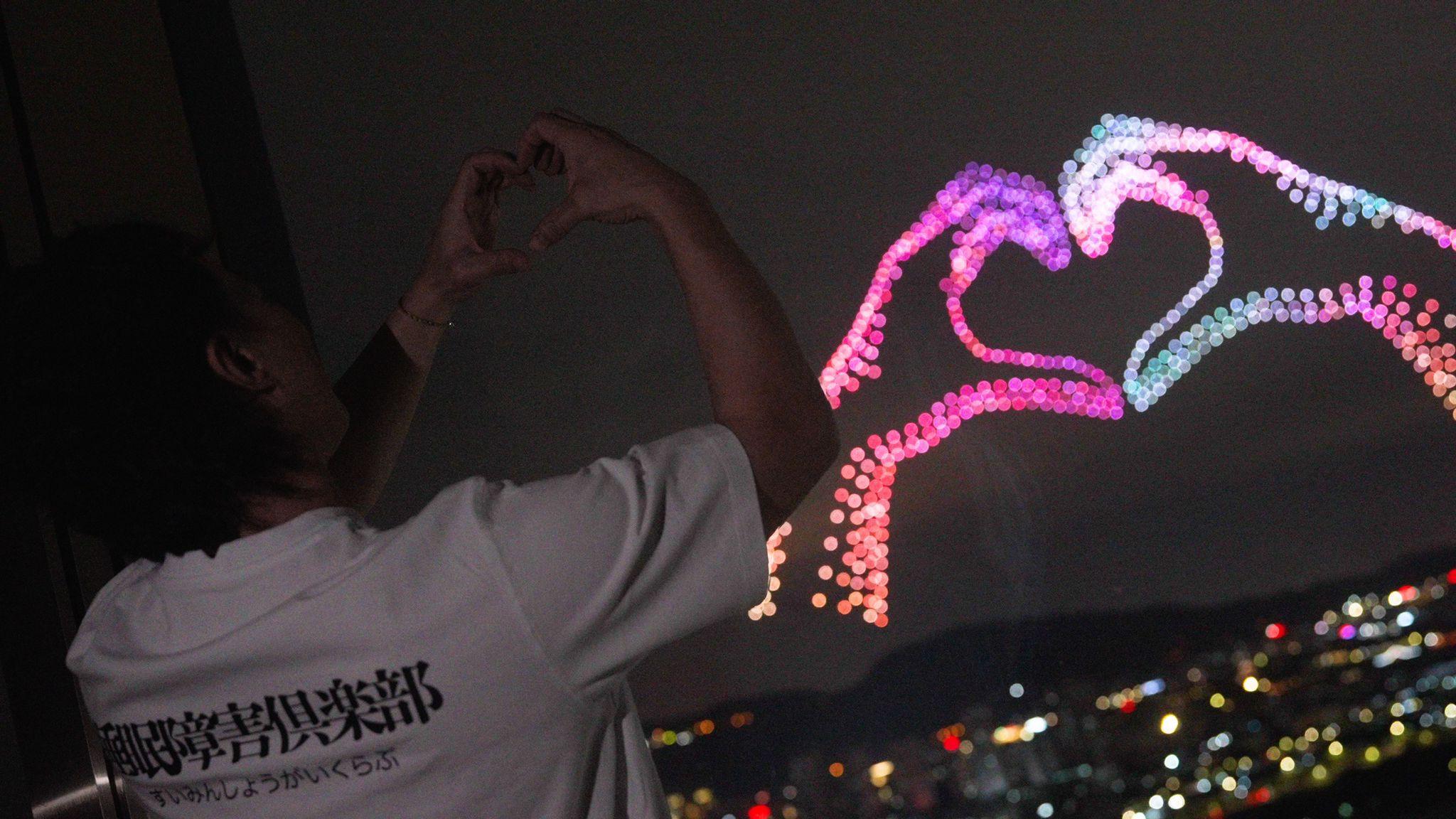 Eason去福建泉州,於酒店窗外看表演。