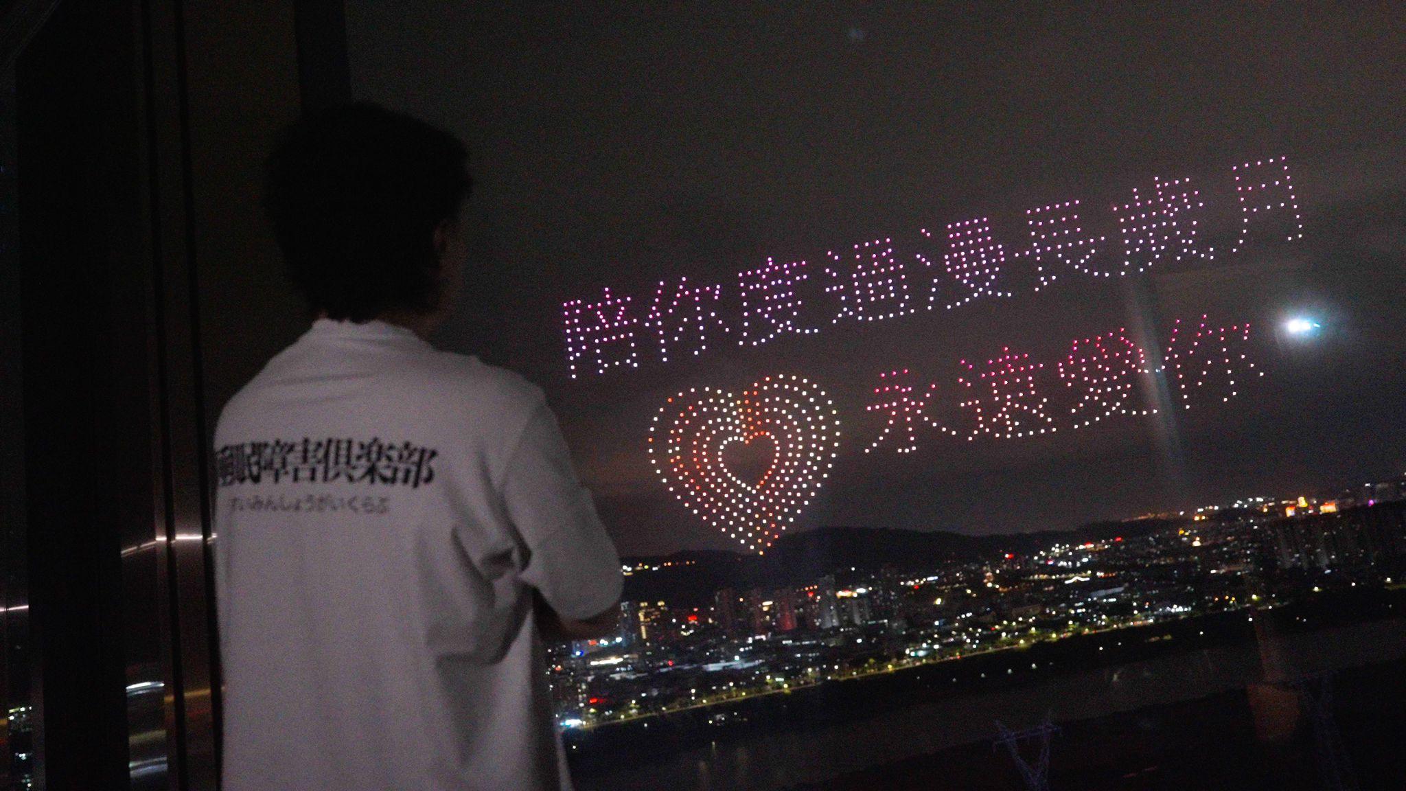 Eason去福建泉州,於酒店窗外看表演。