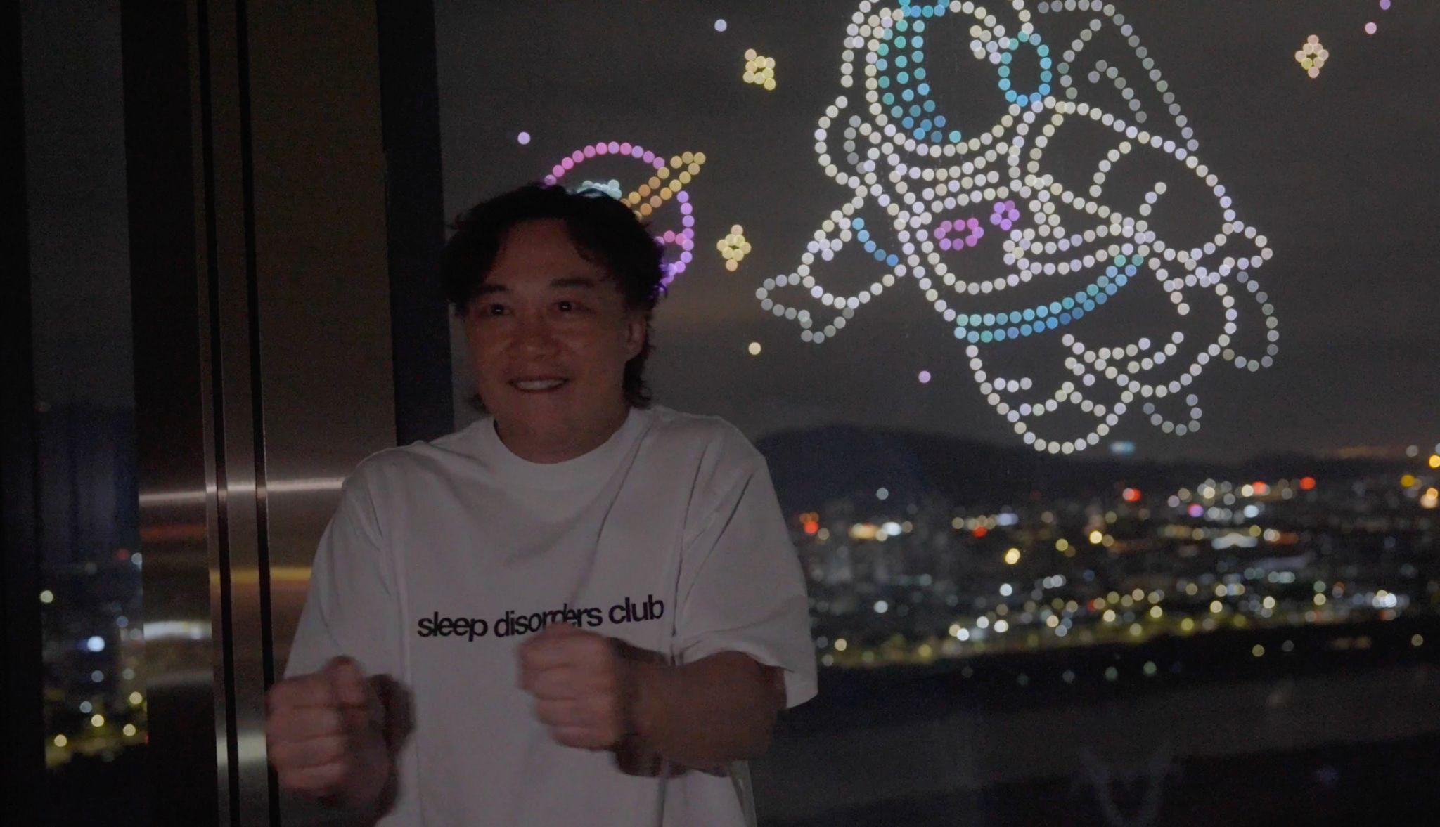 Eason去福建泉州,於酒店窗外看表演。