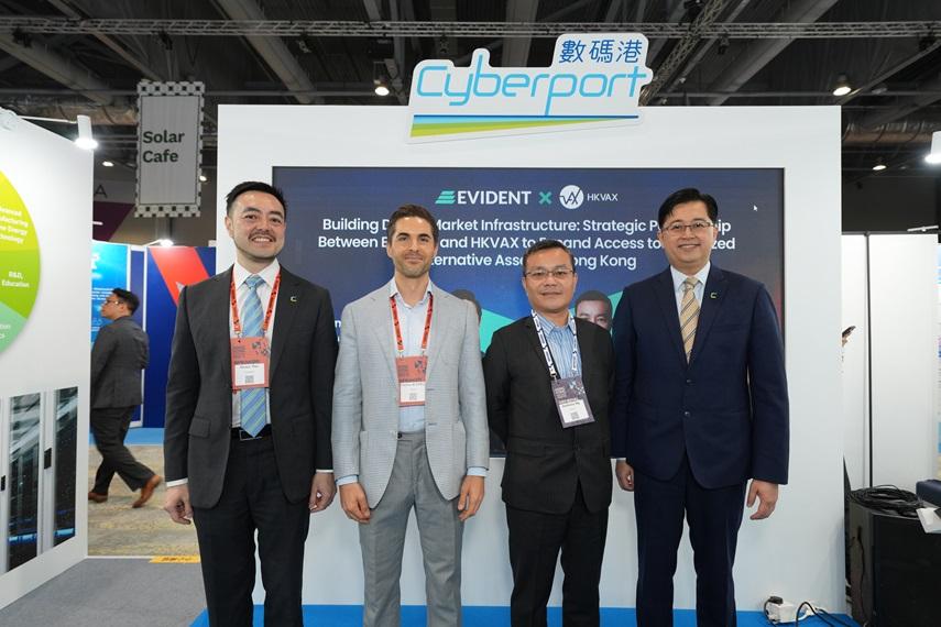 兩間數碼港培育計劃畢業生 EVIDENT 和香港虛擬資產交易所(HKVAX)(圖中),在金 融科技周建立策略性夥伴關係,以擴大香港投資代幣化另類資產的機會後,雙方與數碼 港首席公眾使命官陳思源(右一)及數碼港金融科技總監嚴滌宇(左一)合照。(數碼港)