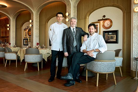 由餐廳行政總廚 Claudio Fevero(左)、主廚 Marco Antonio Li Voti(右) 及區域總監 Diego Bozzolan(中)展示正宗威尼托的精彩菜式。