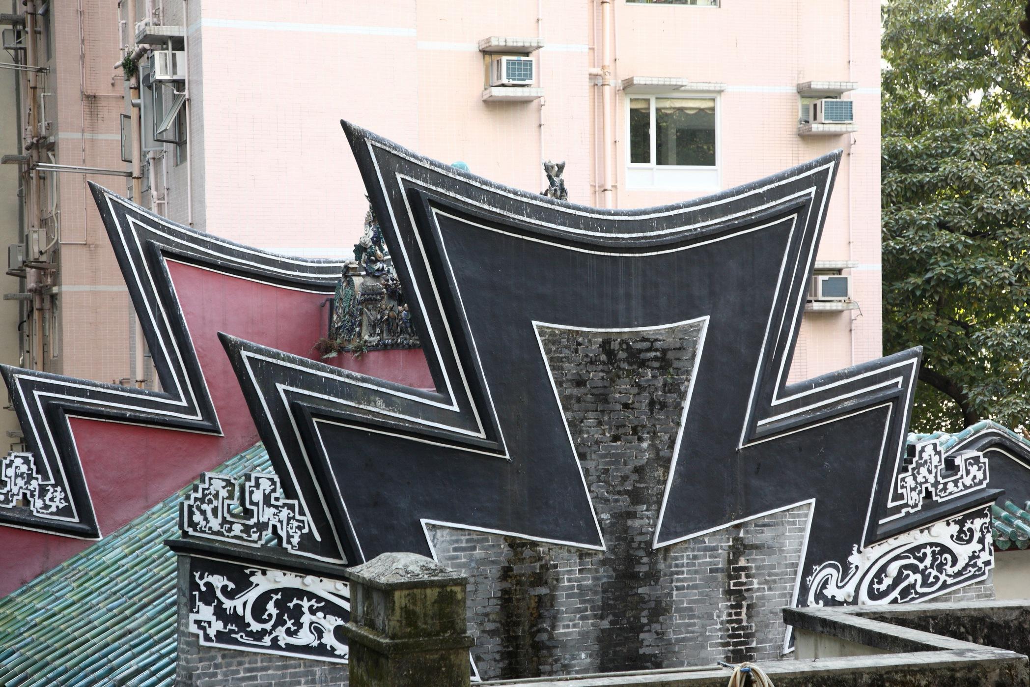 政府今日(十月十日)刊憲,根據《古物及古蹟條例》將位於堅尼地城的魯班先師廟列為法定古蹟。圖示廟宇的梯級形山牆。(政府新聞處)