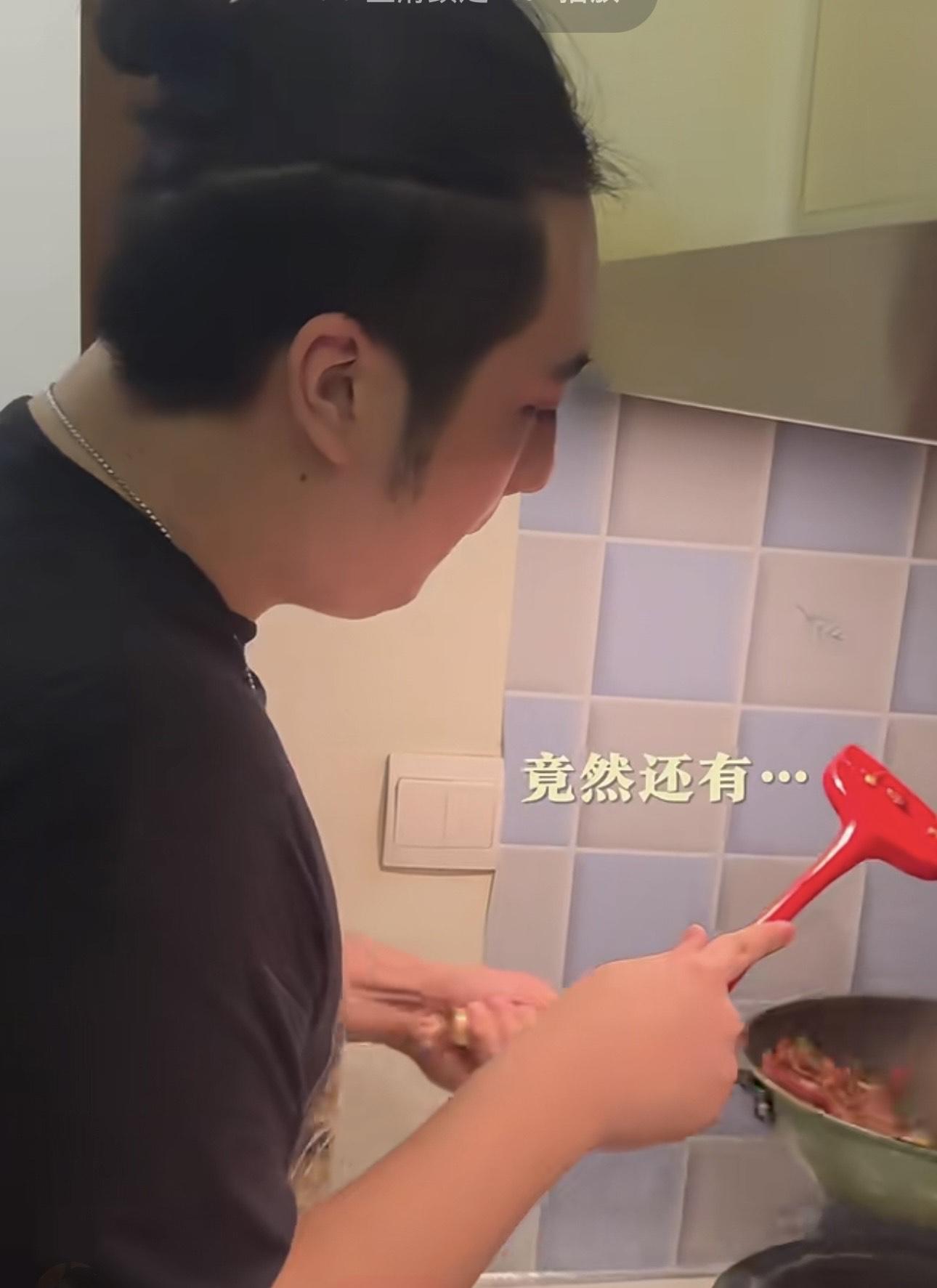 費曼更到女方家中下廚見家長。