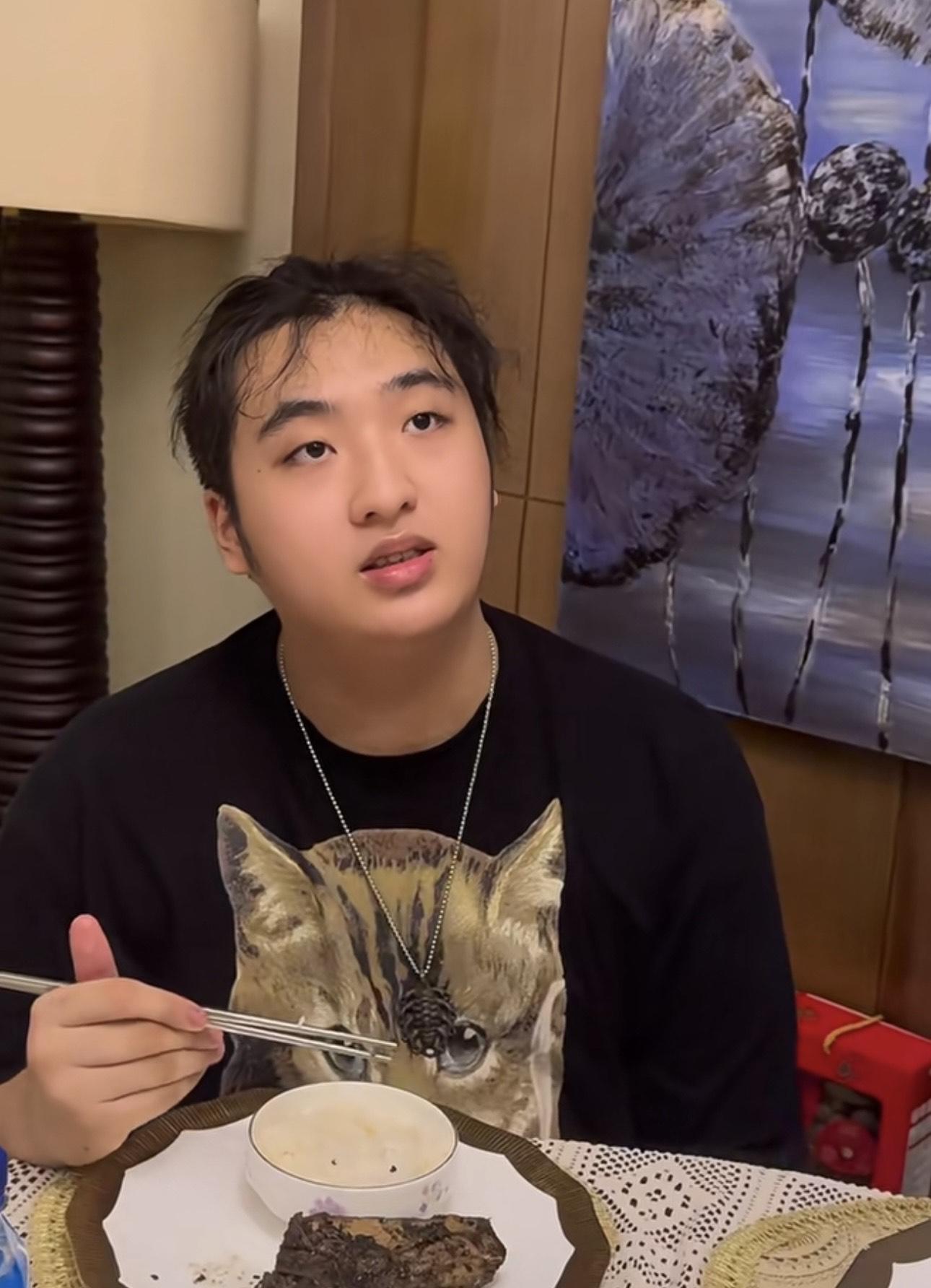 網民對於費曼外貌出現勁大轉變,非常錯愕。