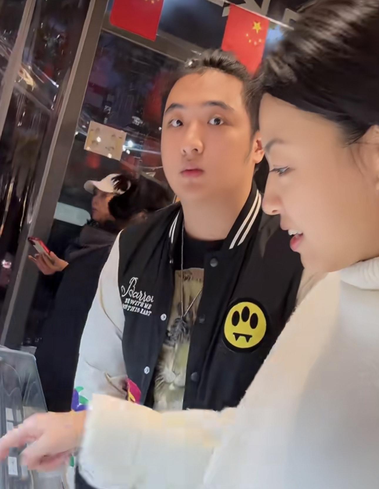 二人行街買糕點。