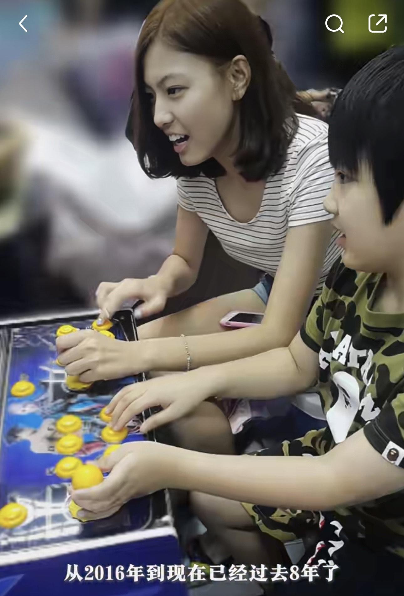 二人在8年前的合照。