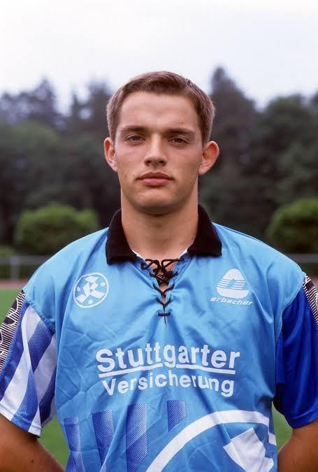 杜曹曾效力史特加踢球者,至24歲因傷掛靴。