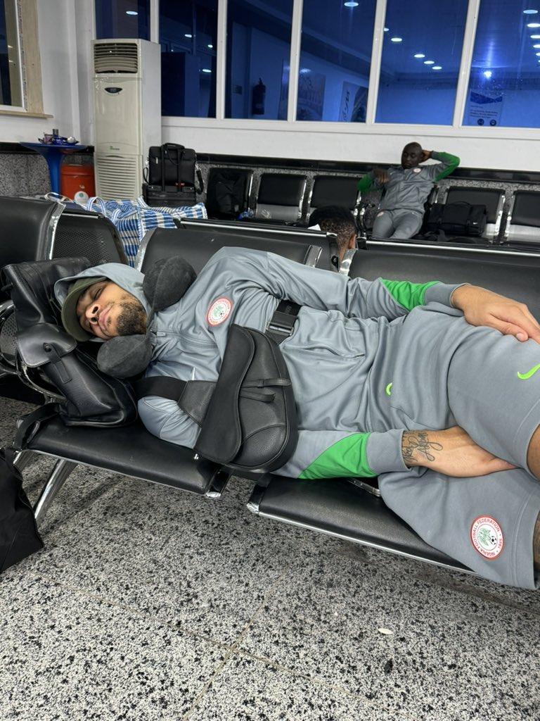 尼日利亞全隊抵達後沒有地方可以休息,機場大門被緊鎖,當局沒提供任何交通工具,亦沒食物、飲水及Wi-Fi,多名球員被逼於長椅上休息。(X)
