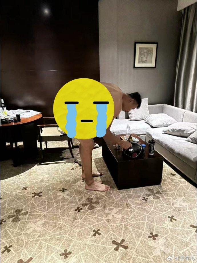 根據網上流傳圖片,可看到一位男子於酒店房間全裸彎腰,身高比例疑似為易建聯