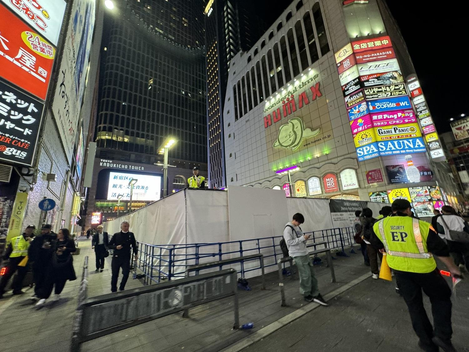 新宿歌舞伎町的廣場被白布及欄桿圍起。(X)