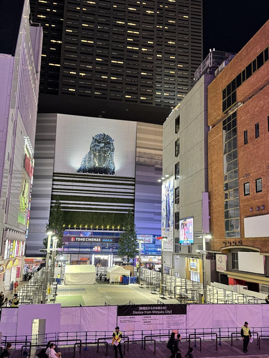 歌舞伎町Cine City廣場被白布圍起。(X)