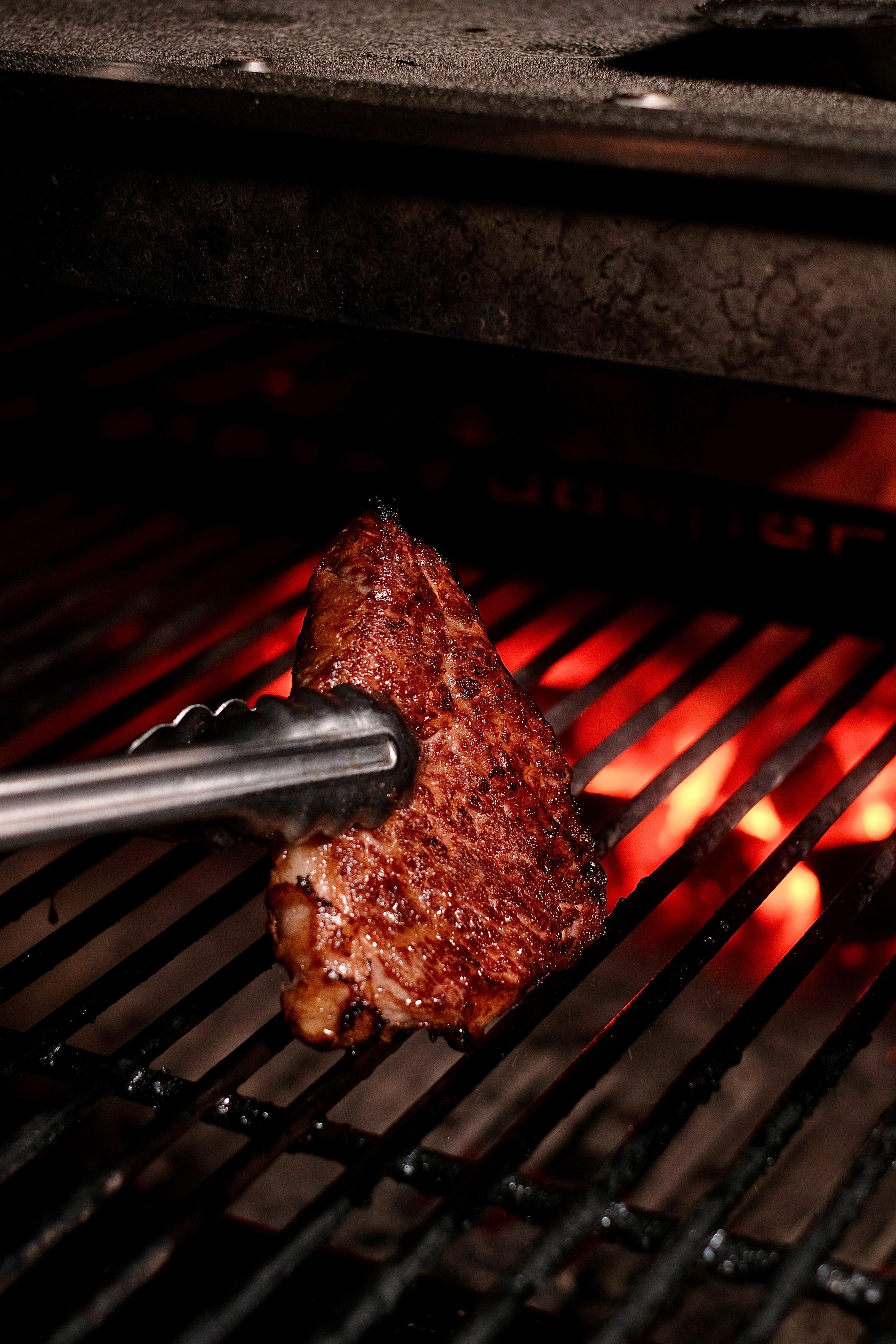 西班牙入口頂級Josper木炭烤爐,以超過攝氏300度的高溫將肉扒海鮮鎖住肉汁,帶來獨特炭烤風味。