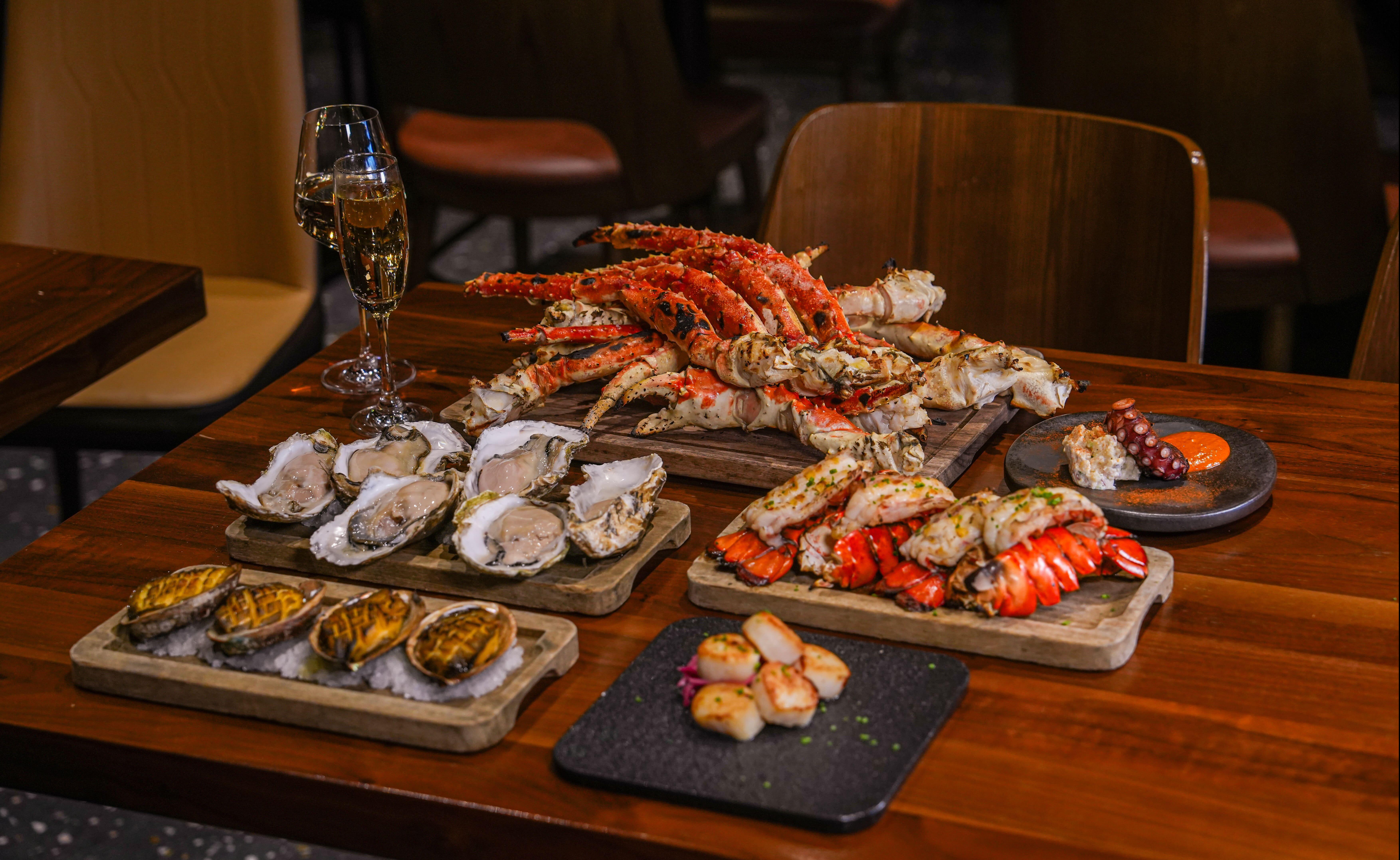 「無限豪華盛宴菜單」分別另加$158可任食珍寶北海道仙鳳趾生蠔;另加$238任食炭烤珍寶阿拉斯加皇帝蟹腳+美國龍蝦尾。