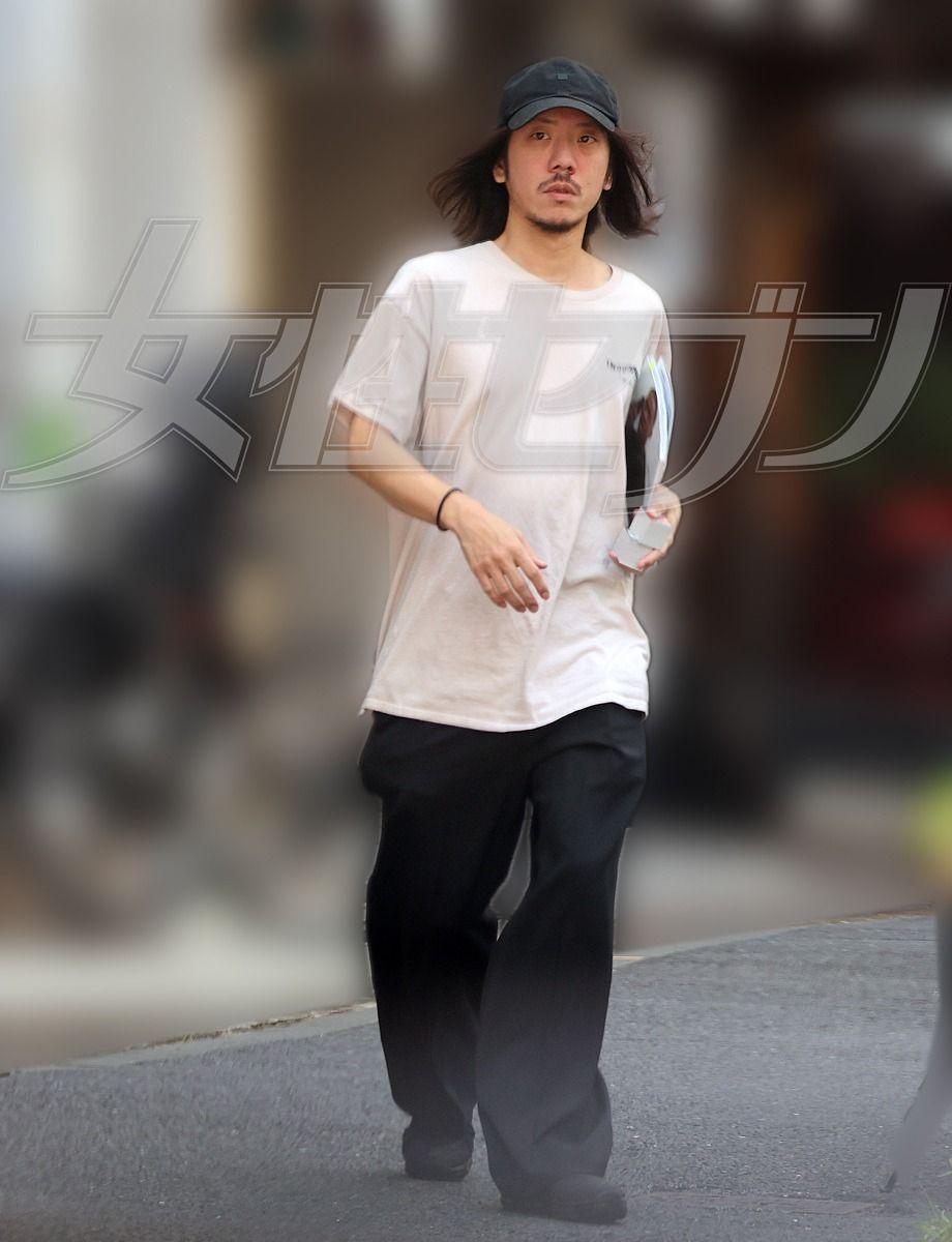 宇多田光撻着藝術家YOSHIROTTEN。