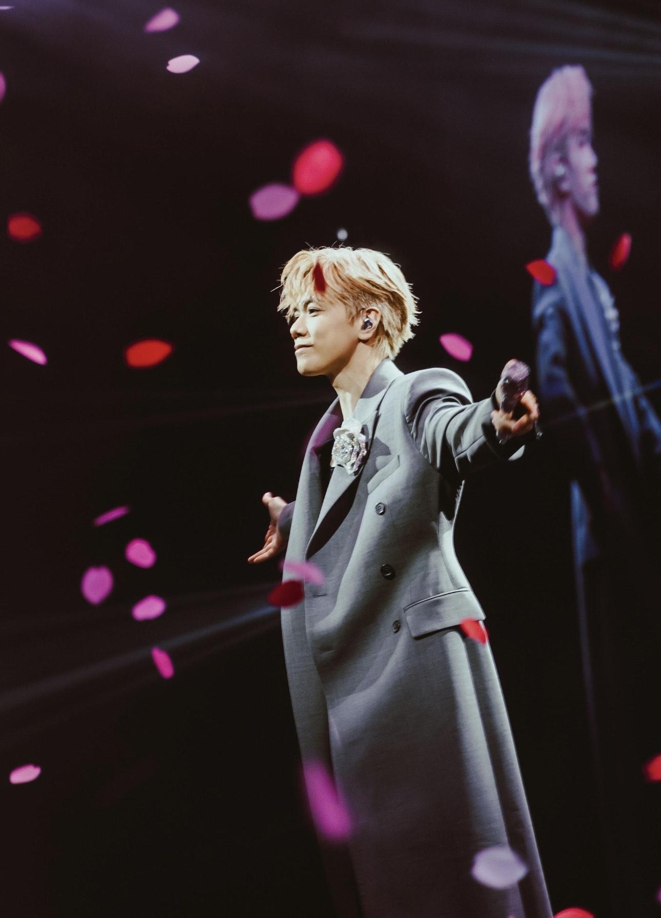 張敬軒扮鬧人,在台上大叫粉絲:你7街瞓!