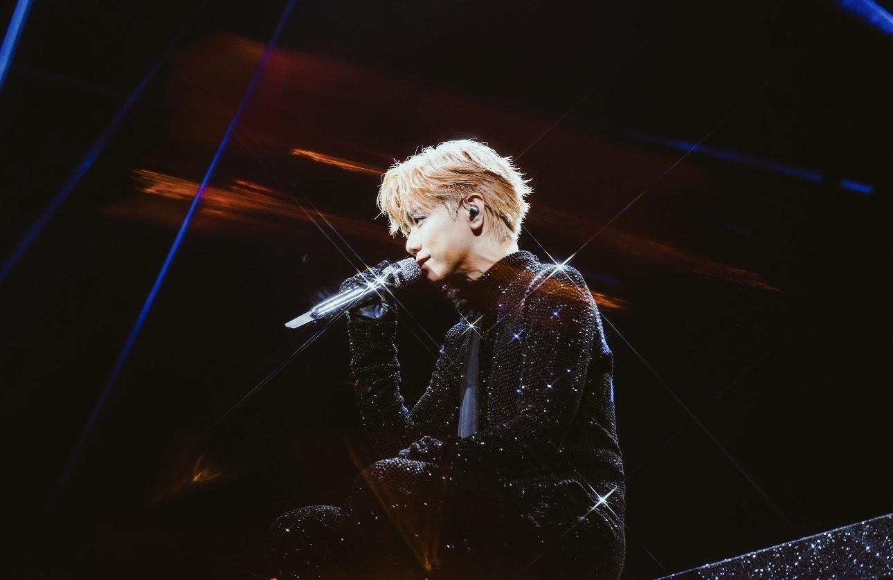 張敬軒昨晚以五套全新歌衫演出。