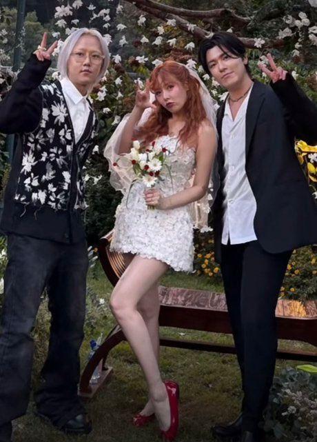 泫雅披上性感嫁衣,以橙紅色長髮造型登場。