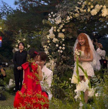 泫雅披上性感嫁衣,以橙紅色長髮造型登場。