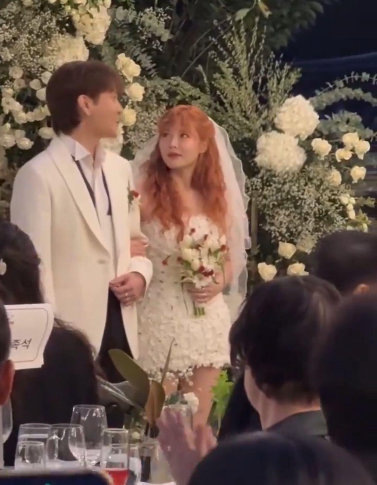 泫雅誓詞讓15年的經理人感動不已,當場落淚。