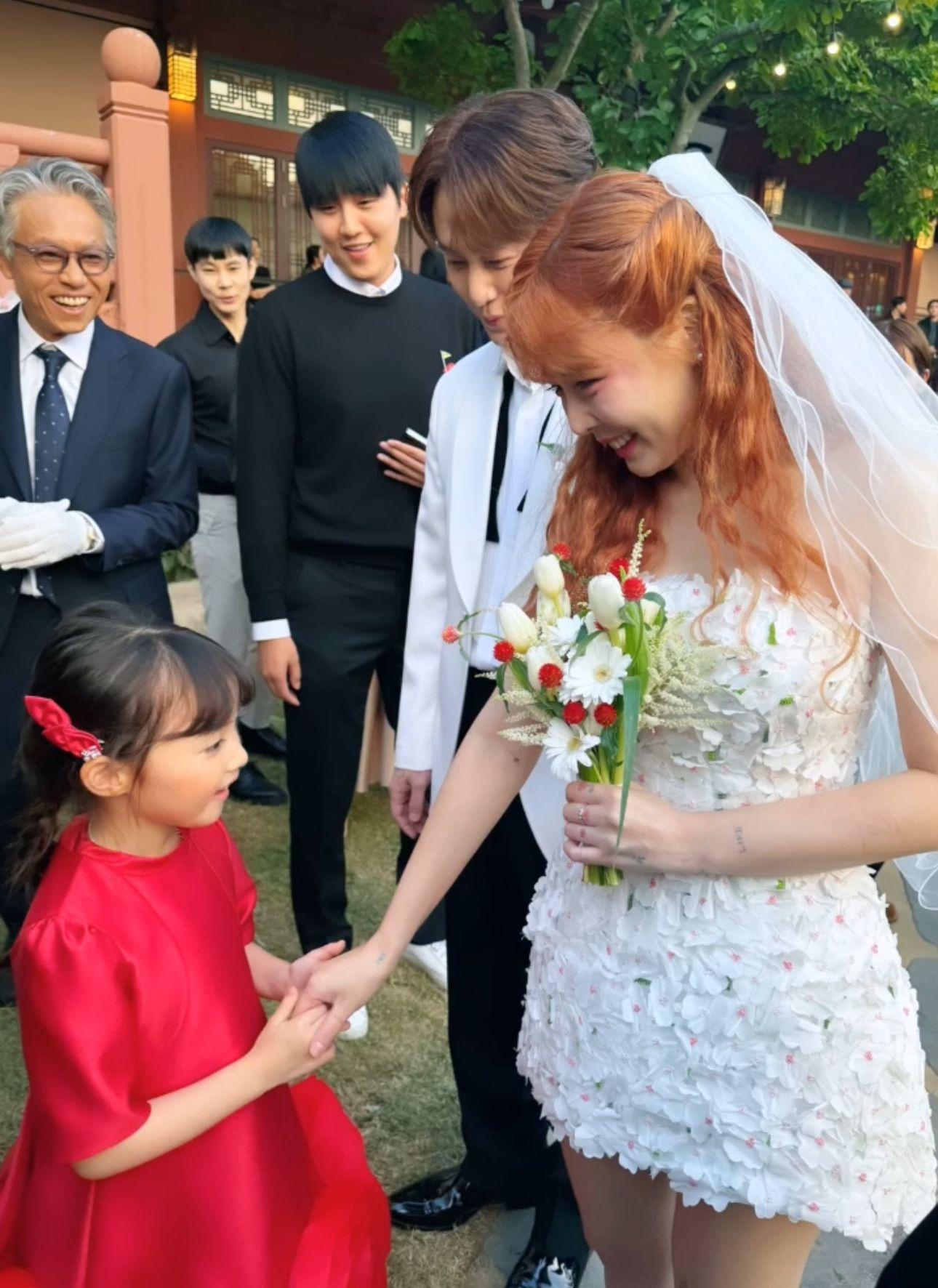 泫雅披上性感嫁衣,以橙紅色長髮造型登場。