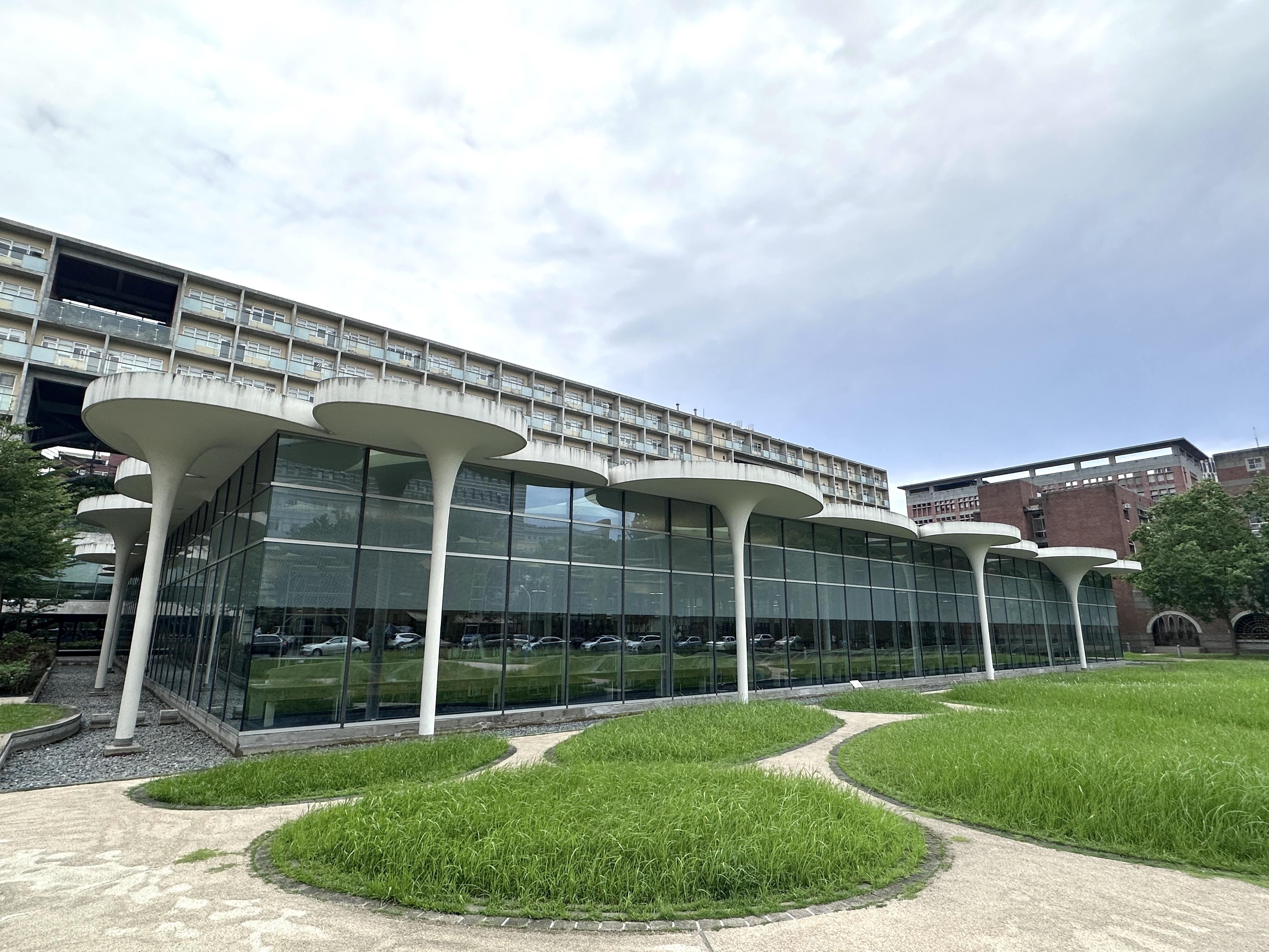 強調與自然相呼應,三面落地窗的立方體建築,像融入四周的綠意環境中。