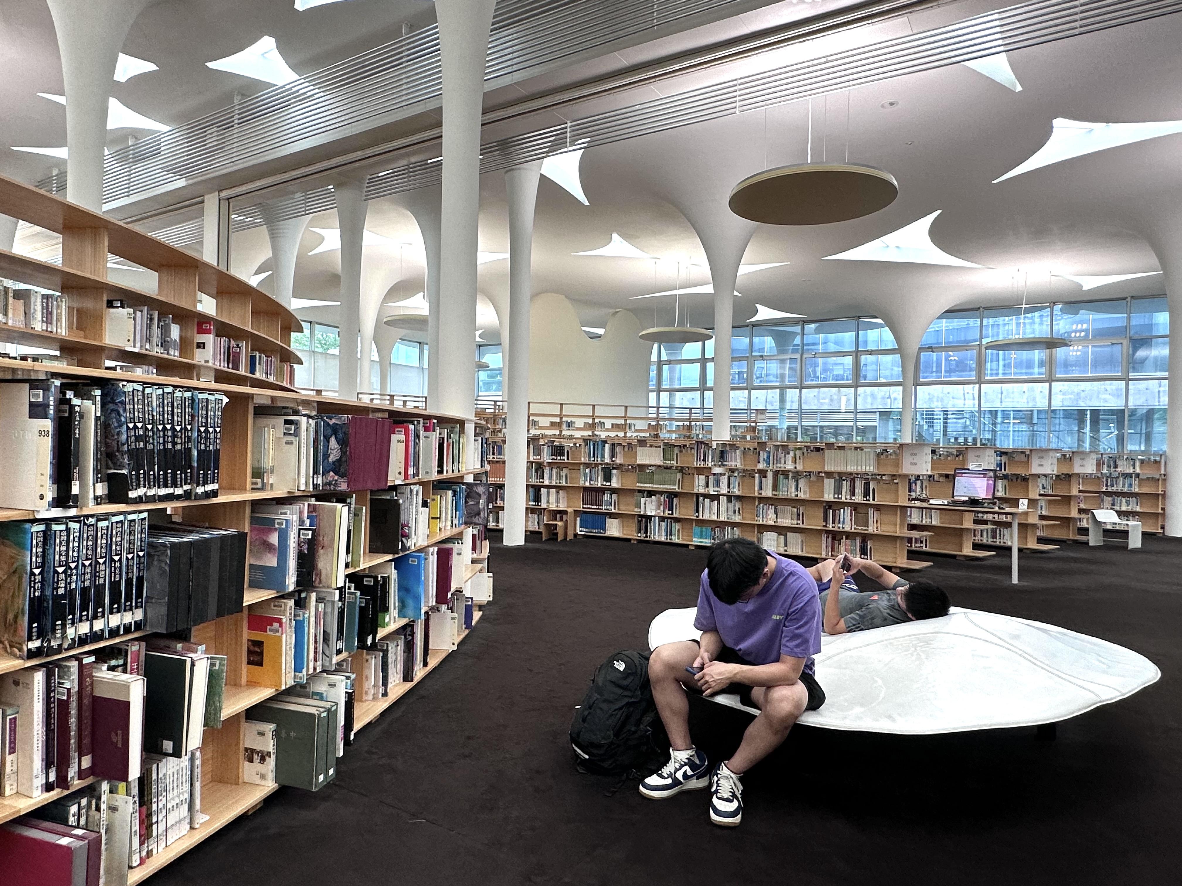 88支樹狀柱子,除了美觀,更有收集雨水及排水降熱的功能。