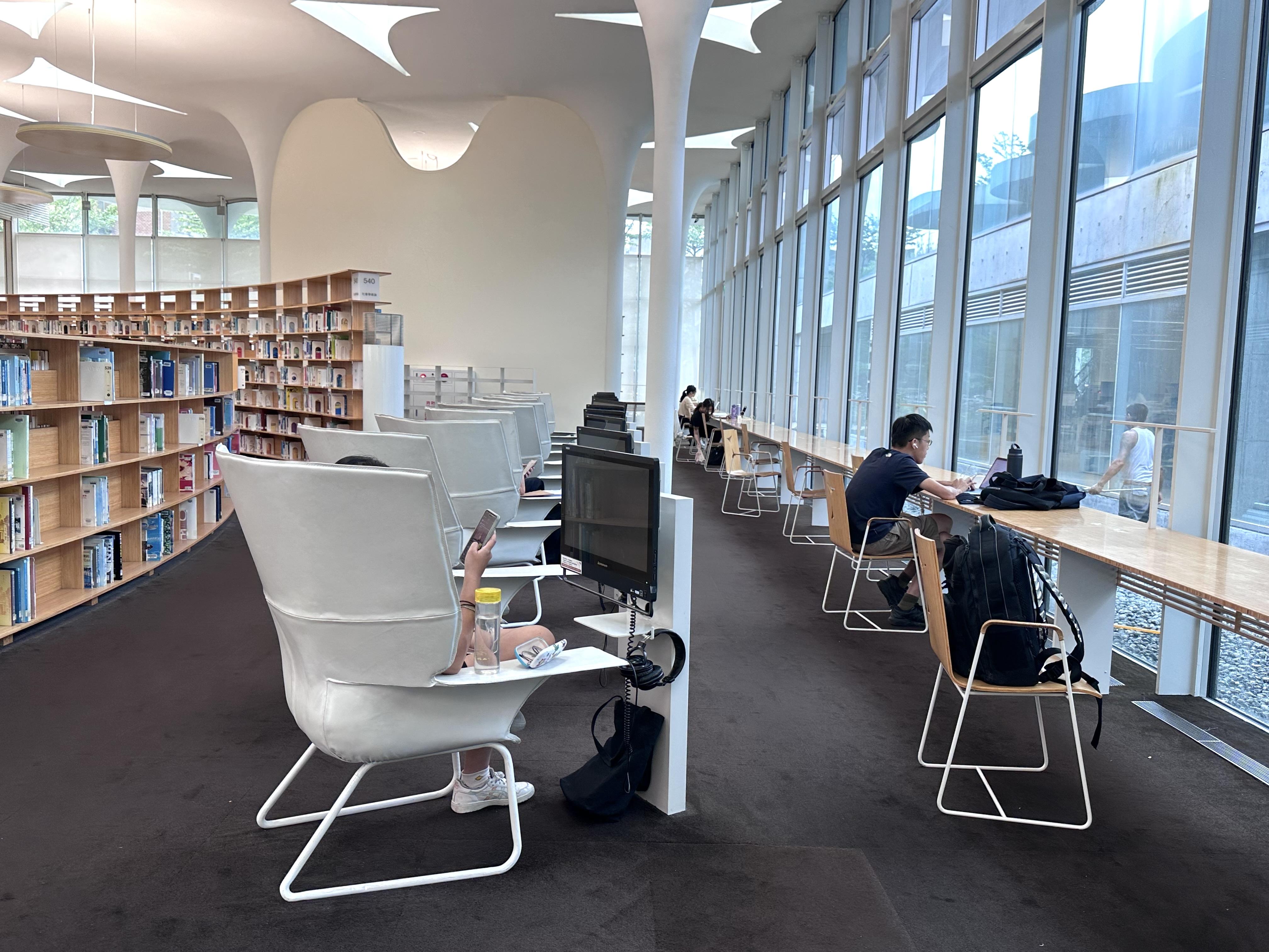 館內有很多兼具功能與美感的椅子,這高背視聽椅堪稱 I人恩物。