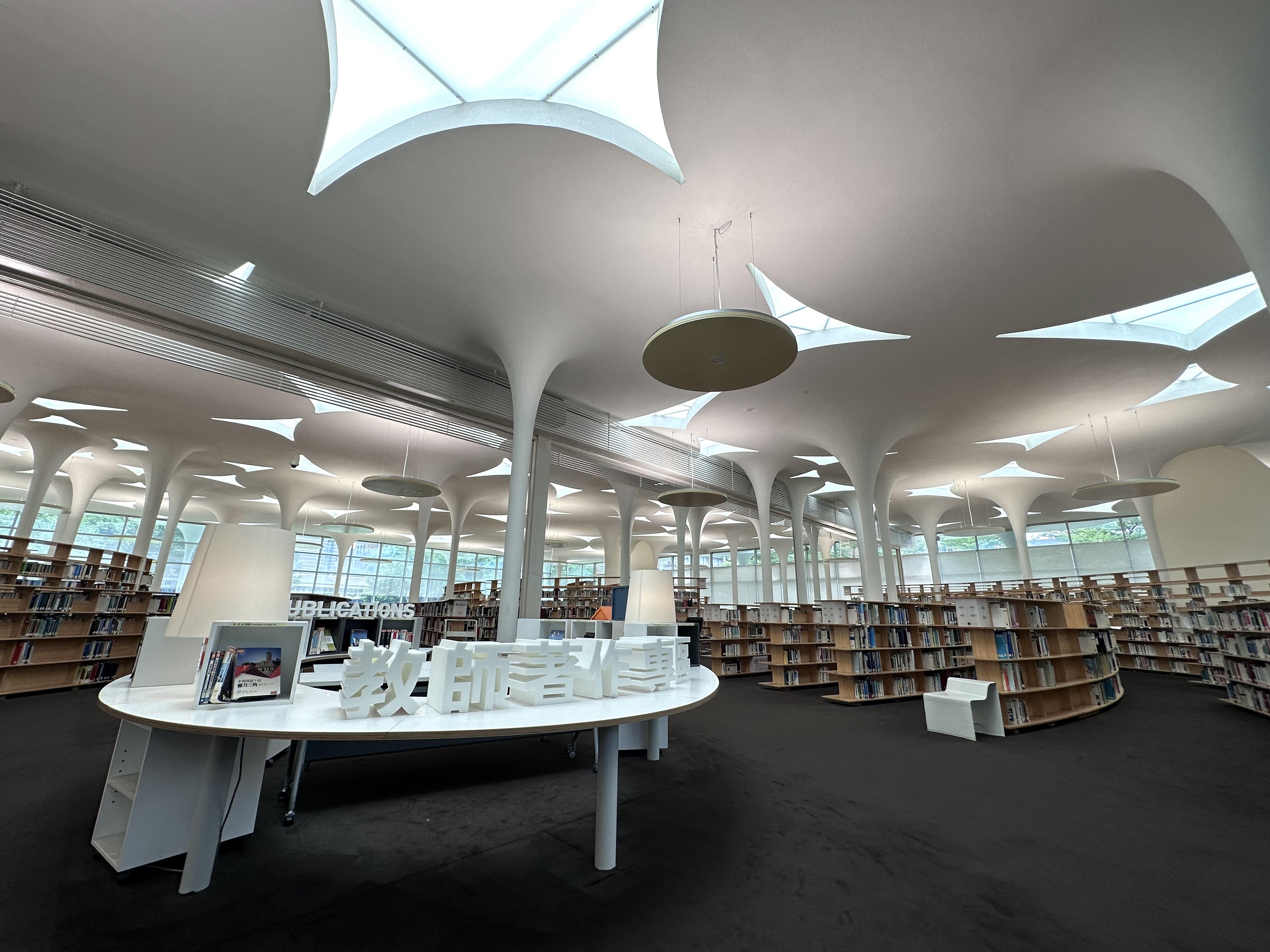 挑高近6米的通透空間,88根白色樹狀支柱,撐起蓮葉形的頂部。