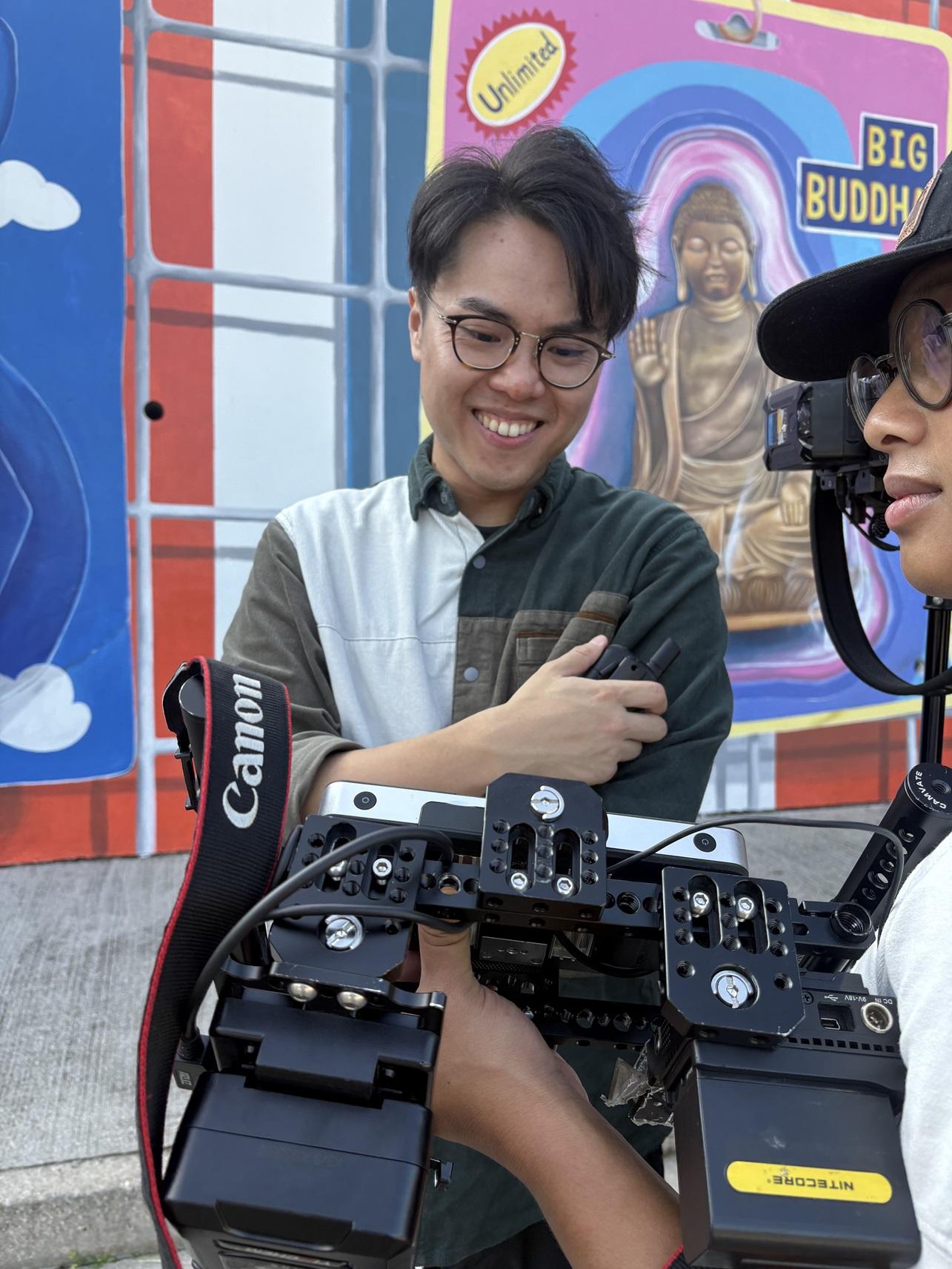 《十七年命運週劇》導演羅嘉駿獲陳書昕張可欣賺外快,為兩人拍廣告。