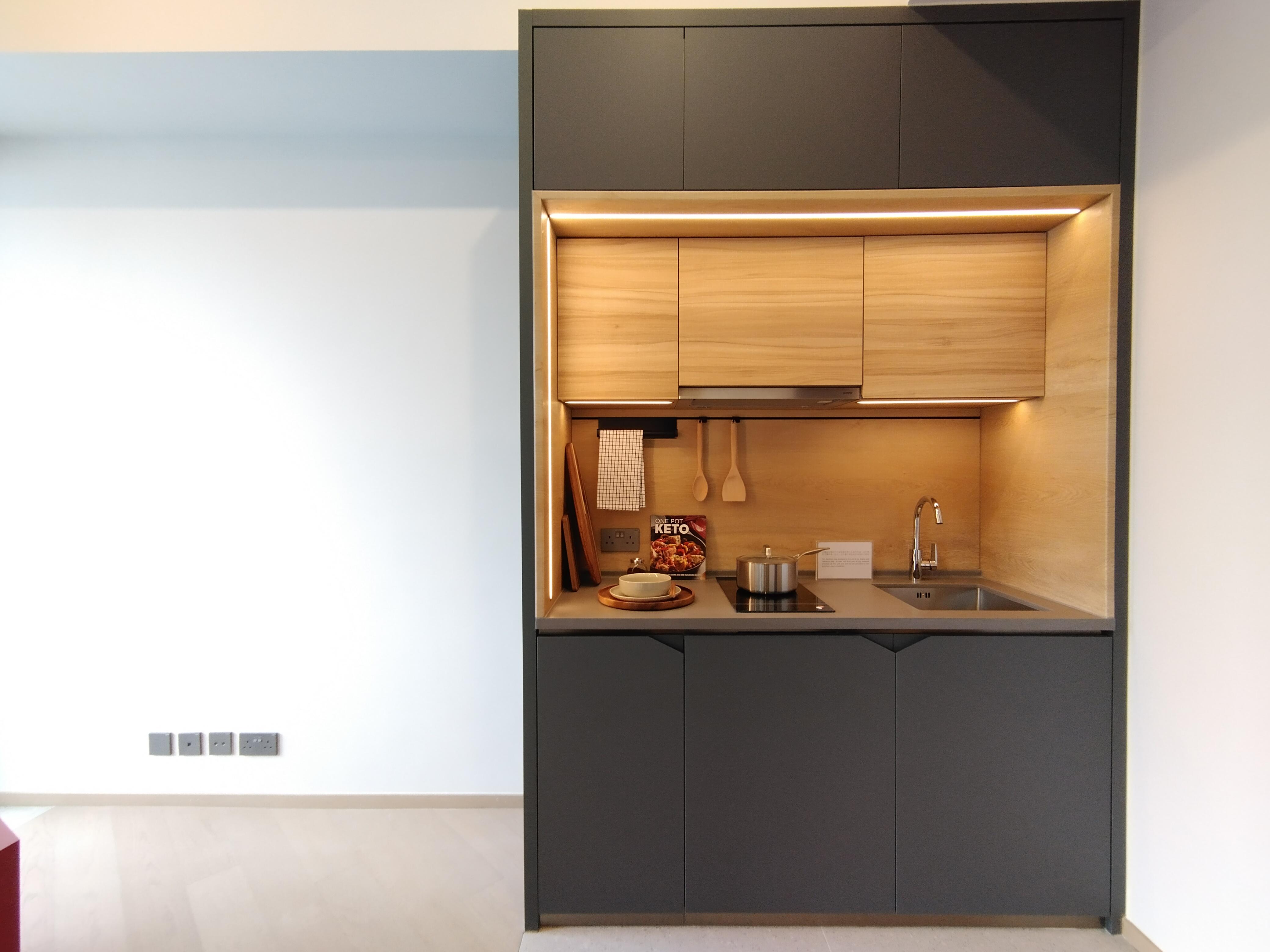 特色廚櫃採用優雅Vert Cypress墨綠色系櫃門,增加室內時尚風格。