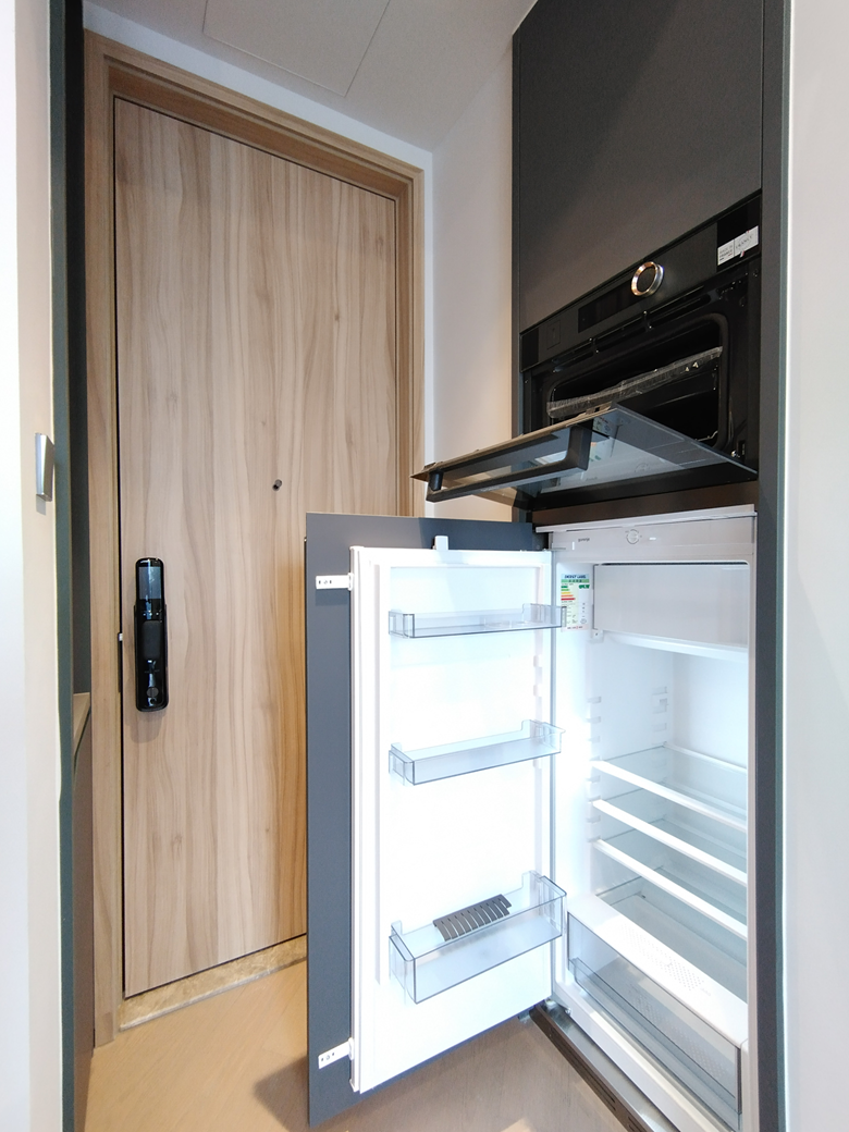 配備內嵌式雪櫃。