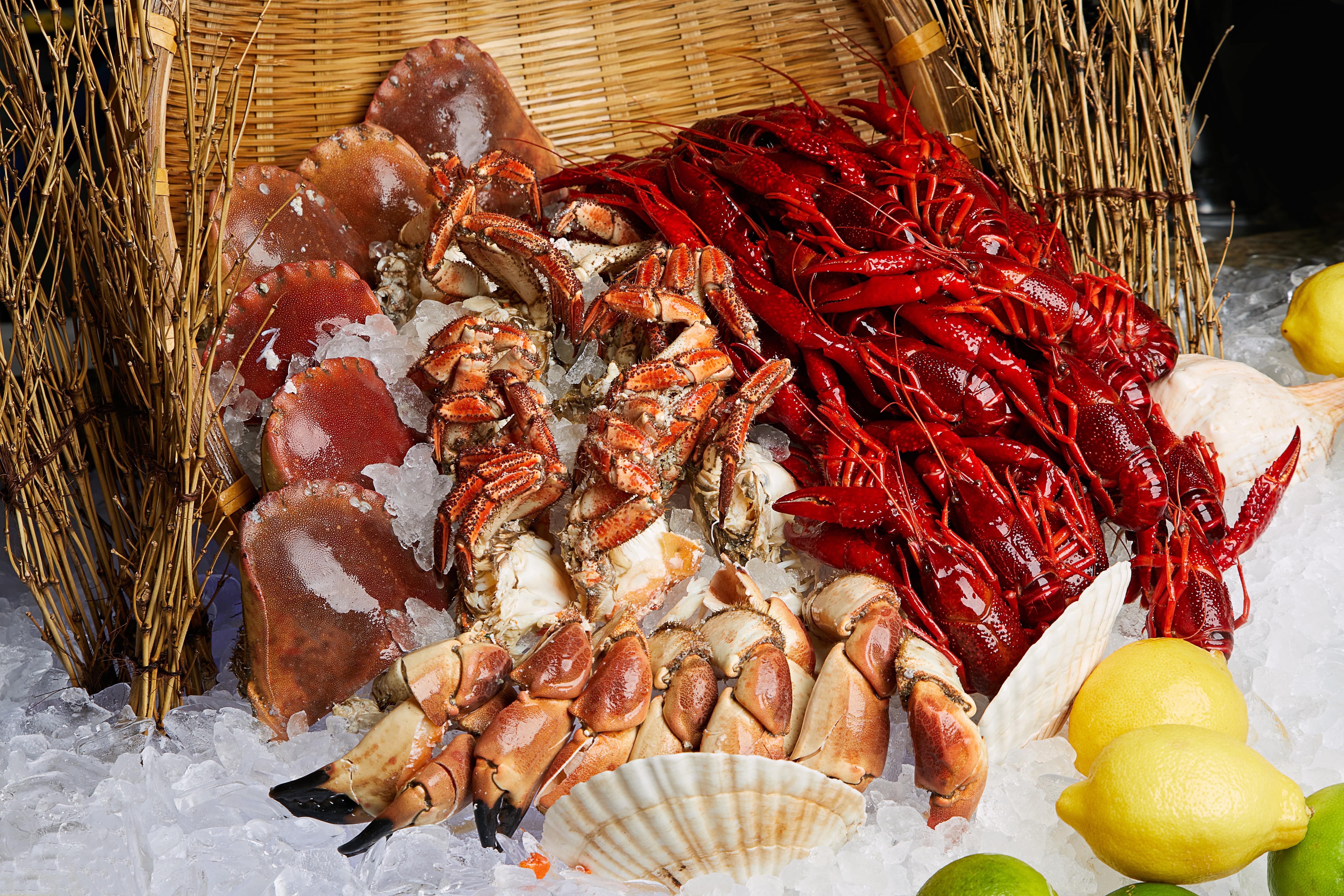 凍海鮮有時令蟹、龍蝦、鱈場蟹腳。