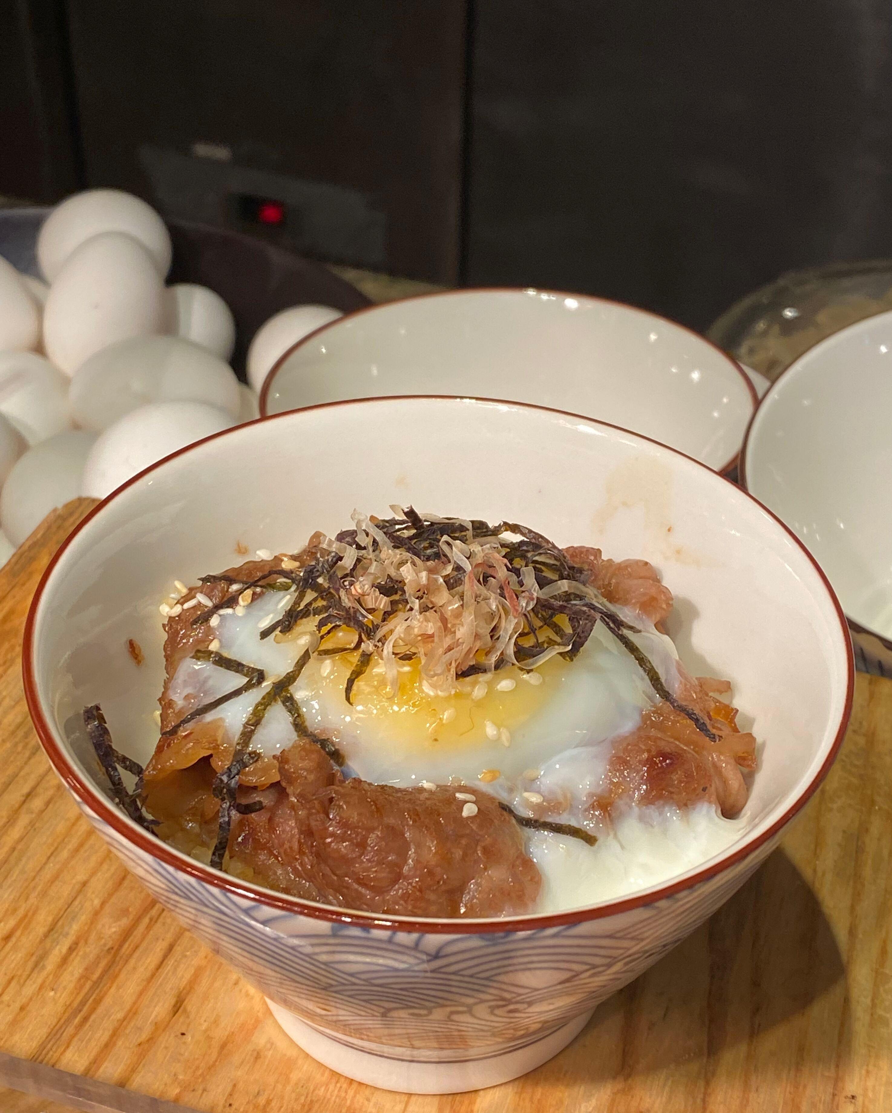 鐵板和牛丼配溫泉蛋 (只限自助晚餐供應)