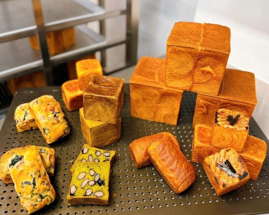 圖中有芝士洋葱菠菜小吐司、宇治抹茶黑豆小吐司。(圖片來源:IG@33cubread)