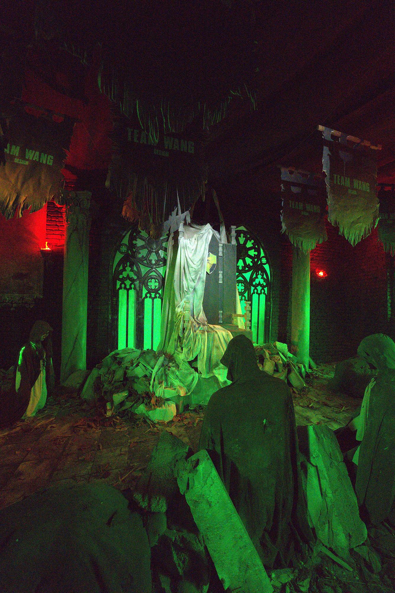 王嘉爾攜手打造新加坡環球影城《萬聖節驚魂夜12》的《Under the Castle》鬼屋。