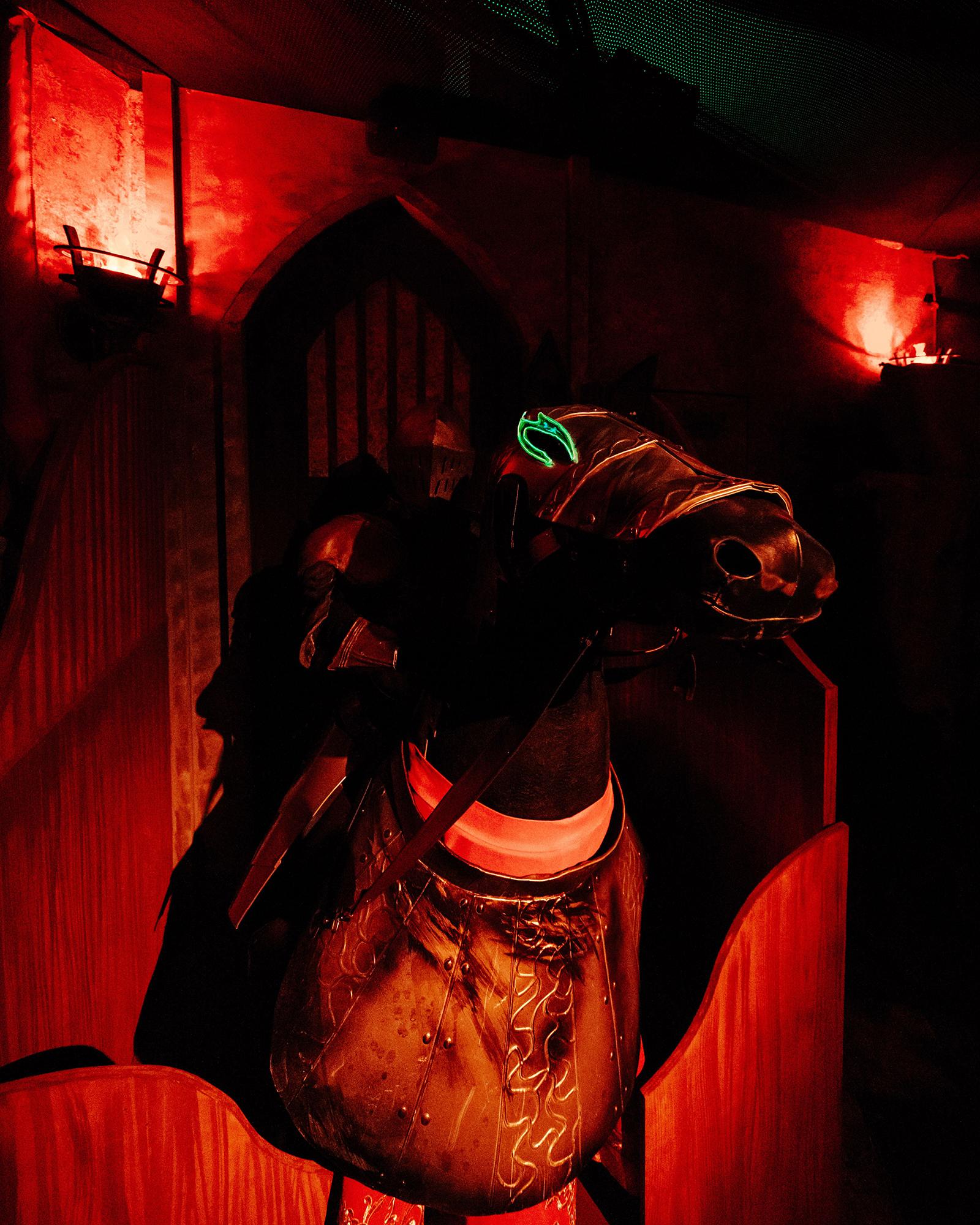 王嘉爾攜手打造新加坡環球影城《萬聖節驚魂夜12》的《Under the Castle》鬼屋。