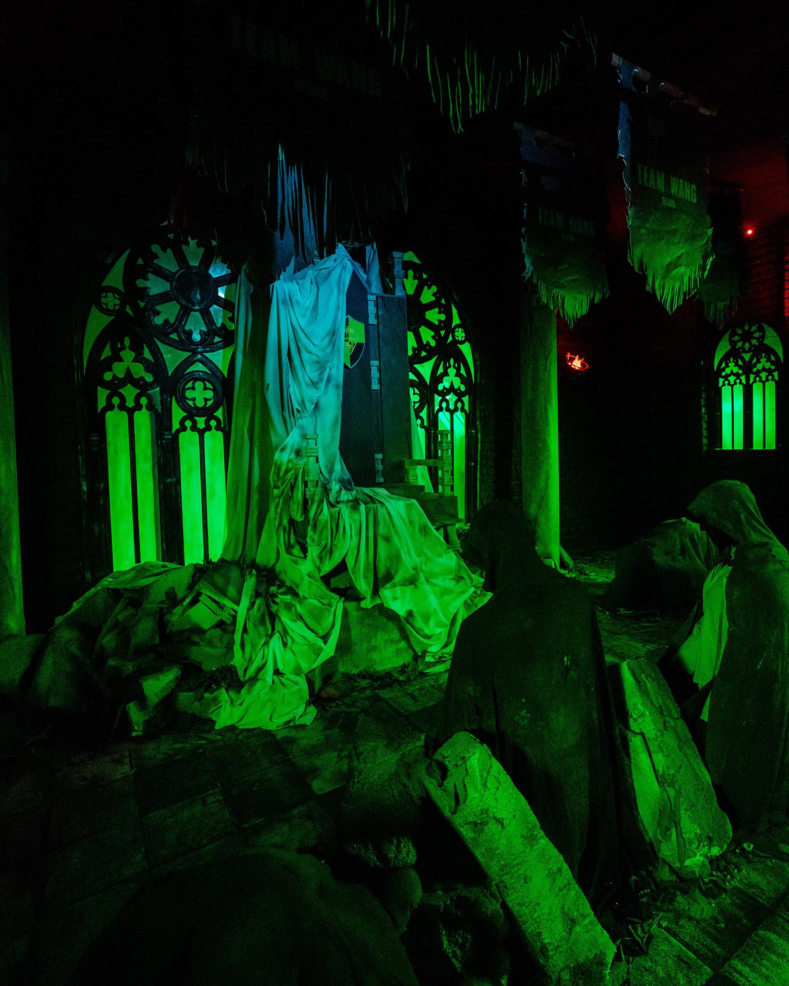 王嘉爾攜手打造新加坡環球影城《萬聖節驚魂夜12》的《Under the Castle》鬼屋。