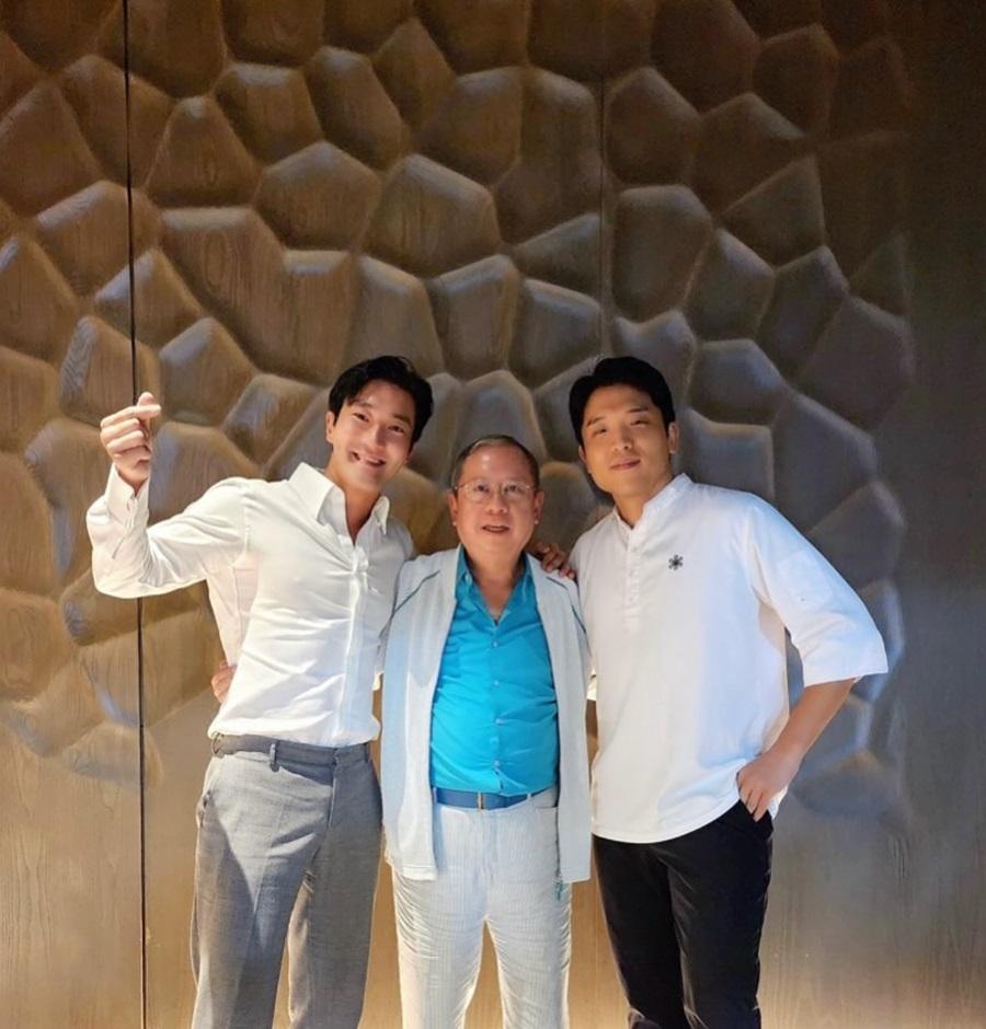 始源、林建岳博士和Chef Sung合照留念。